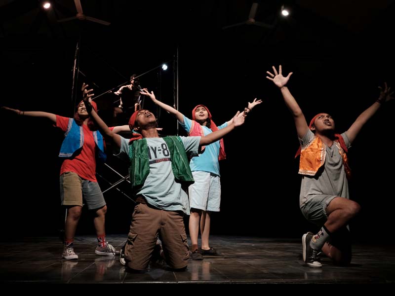 Seniman muda Padepokan Seni Bagong Kussudiardja mementaskan drama teatrikal 