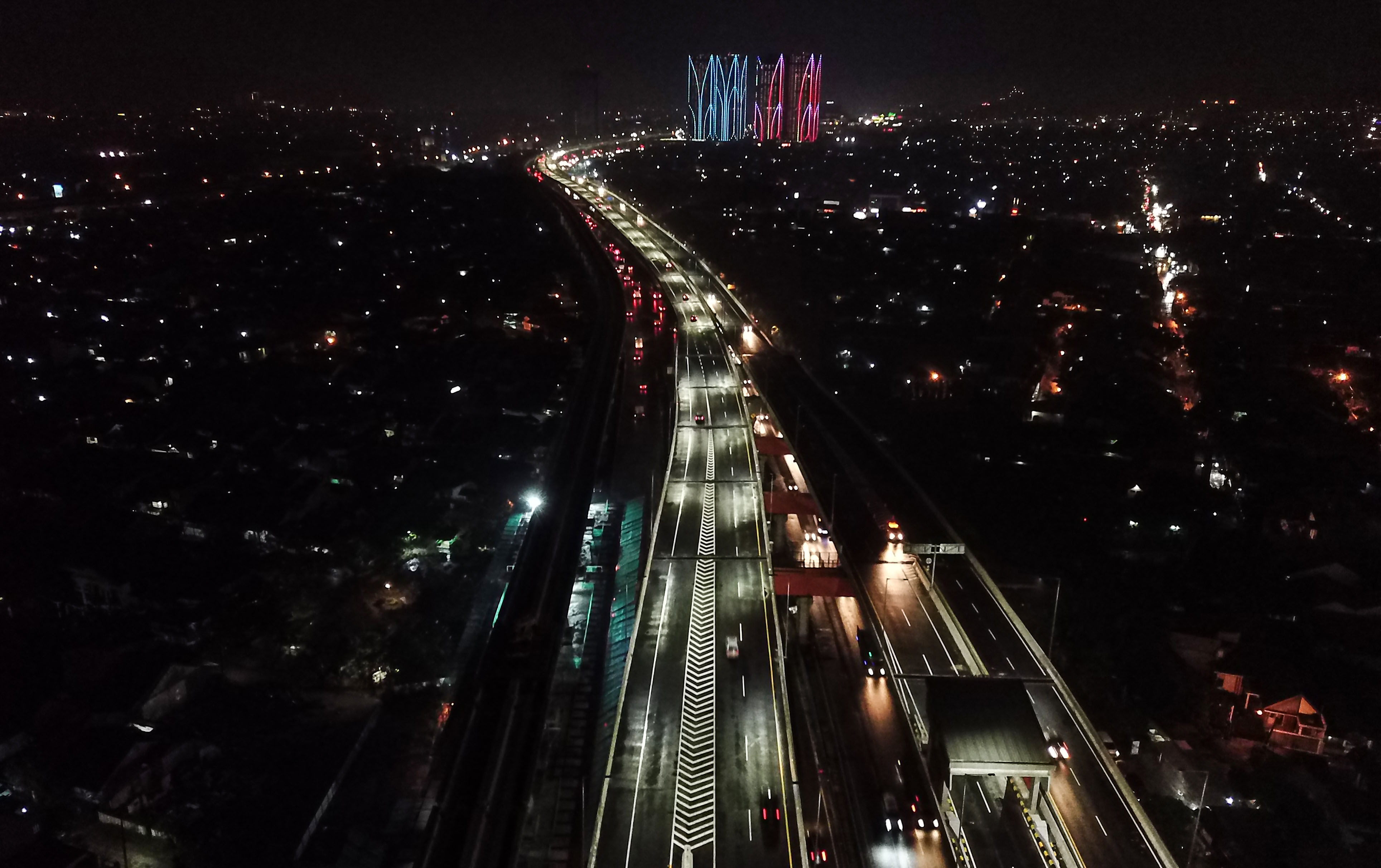 Kendaraan melewati jalan tol layang Jakarta-Cikampek, Jawa Barat, Senin (16/12/2019) malam.