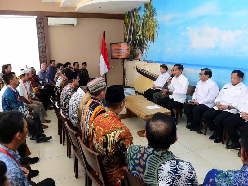 Presiden Jokowi berdialog bersama sejumlah tokoh masyarakat, tokoh adat, dan tokoh agama Kalimantan Timur.