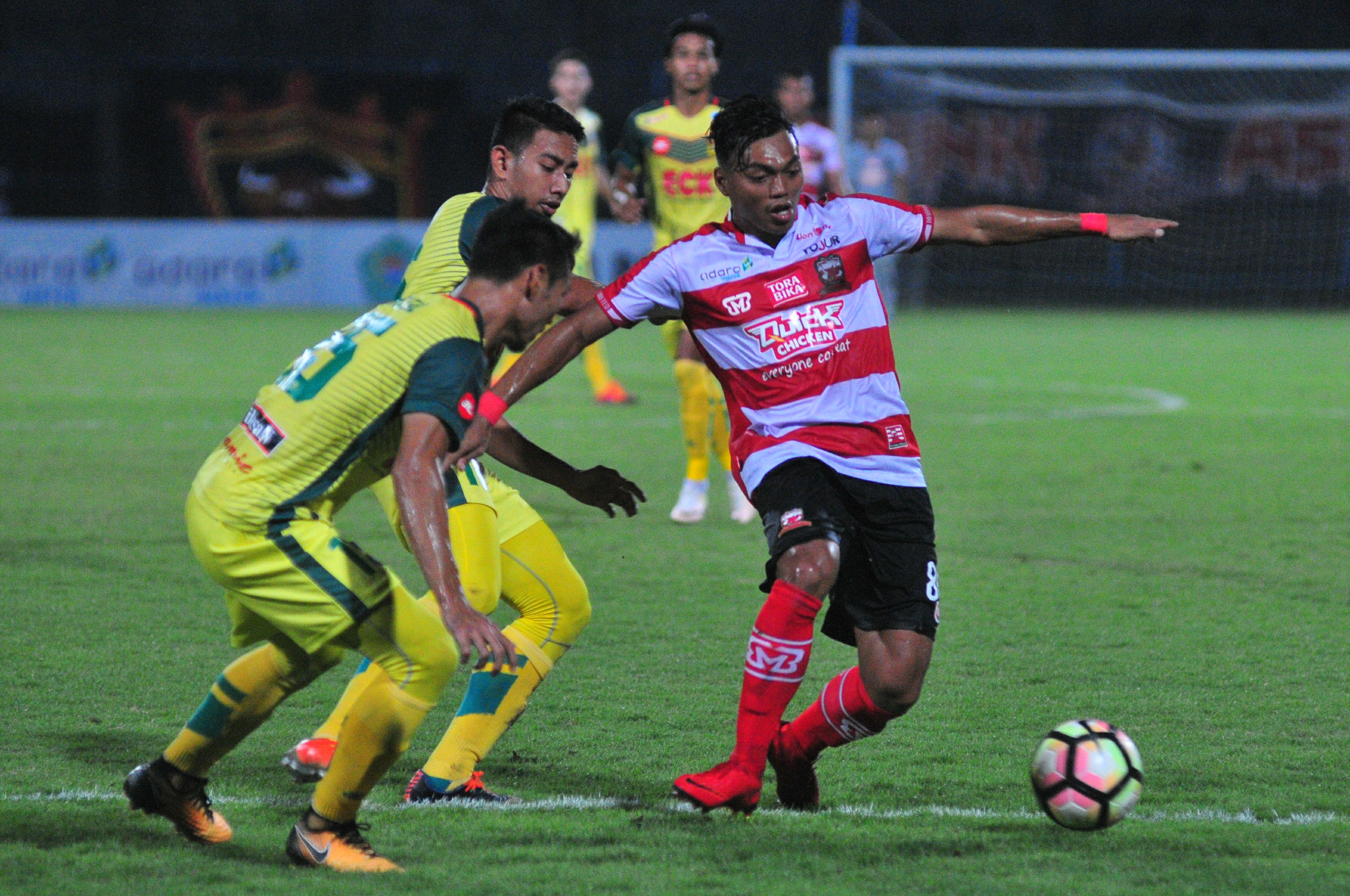 Pesepak bola Madura United (MU) FC Alfath (kanan)