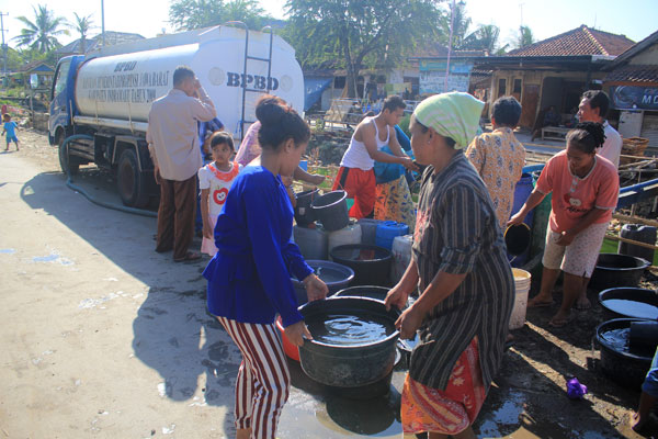 Ilustrasi -- Sejumlah warga antre untuk mendapatkan jatah saat penyaluran air bersih di Krangkeng, Indramayu, Jawa Barat, Jumat (28/6/2019).