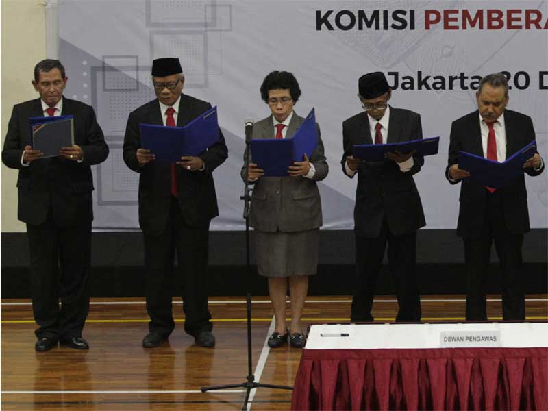 (dari kiri) Ketua Dewan Pengawas KPK Tumpak Hatorangan Panggabean, anggota Harjono, Albertina Ho, Artidjo Alkostar dan Syamsuddin Haris.