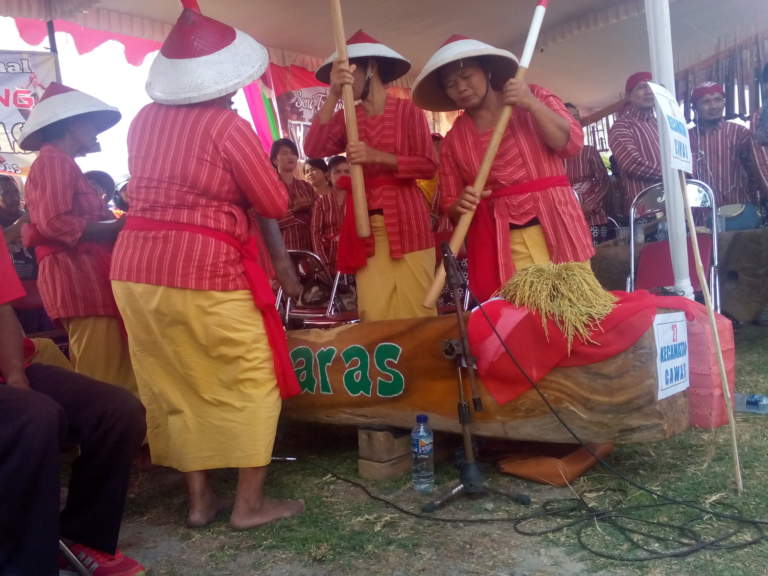 Bawaslu gelar sosialisasi pengawasan partisipasi untuk pengawasan Pilkada 2020 melalui seni budaya. Salah satunya adalah gejog lesung.