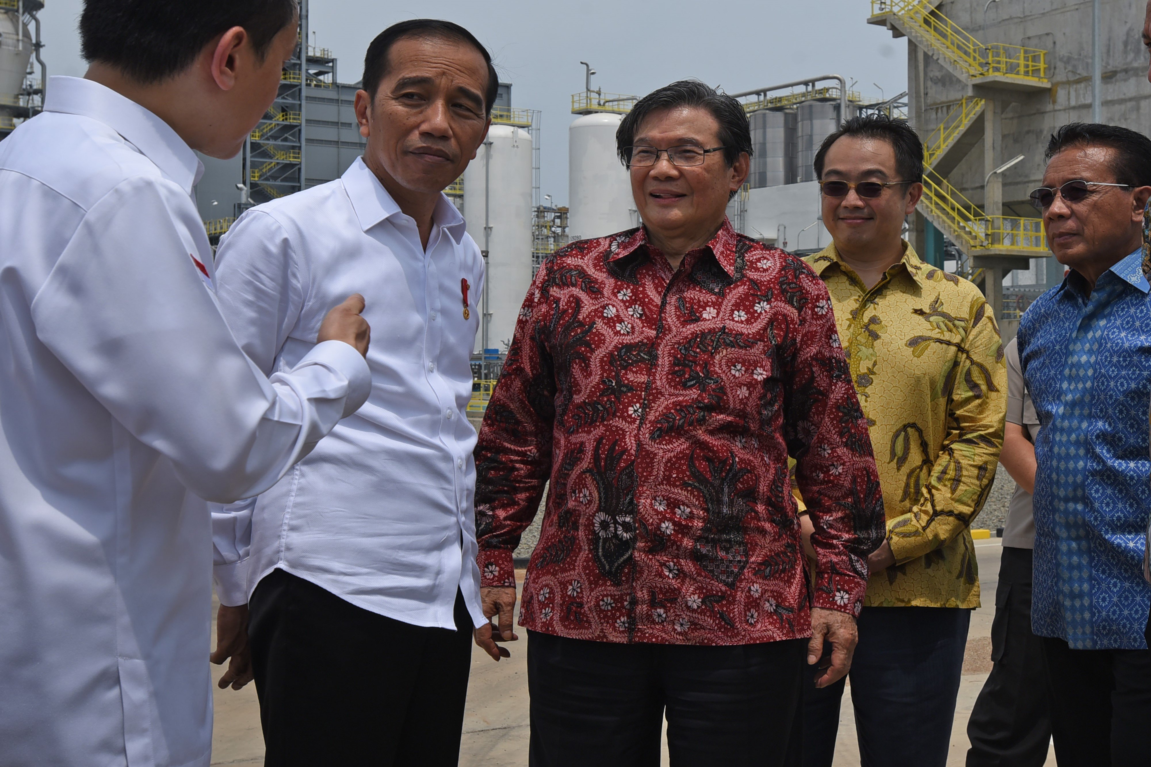 Presiden Joko Widodo (kedua kiri) didampingi Founder PT Chandra Asri Petrochemical Tbk (CAP) Prajogo Pangestu di Cilegon, Jumat (6/12/2019).