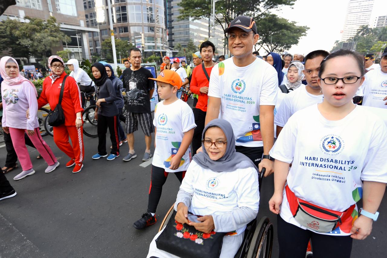 Mensos tampak mendorong kursi roda tempat duduk penyandang disabilitas di jalur Car Free Day, Kawasan GBK, Senayan, Jakarta, Minggu (01/12).
