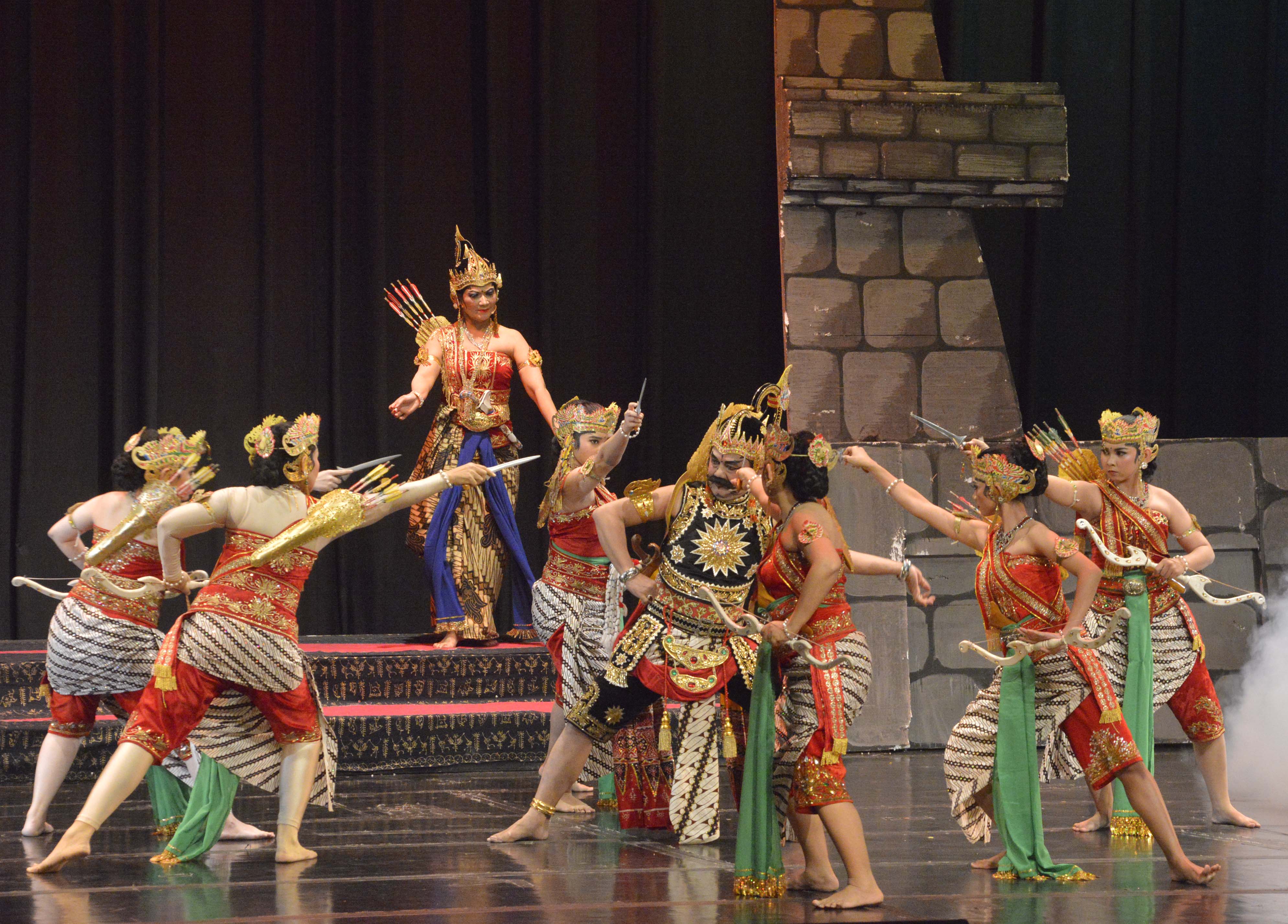 Adegan duel dalam pentas Wayang Orang KSBN 