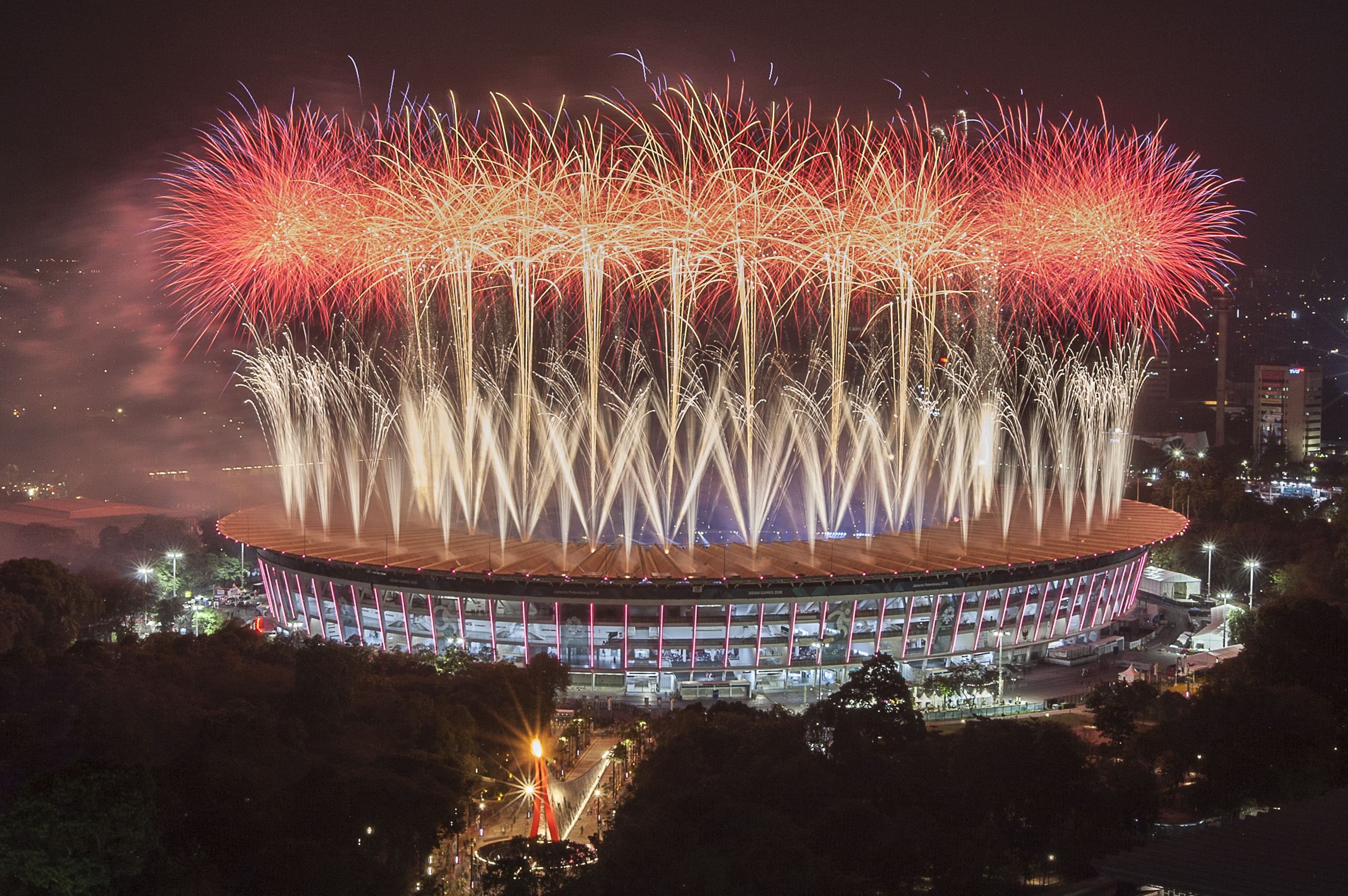 Pesta kembang api mewarnai pembukaan Asian Games 2018 di Stadion Utama Gelora Bung Karno, Senayan, Jakarta.