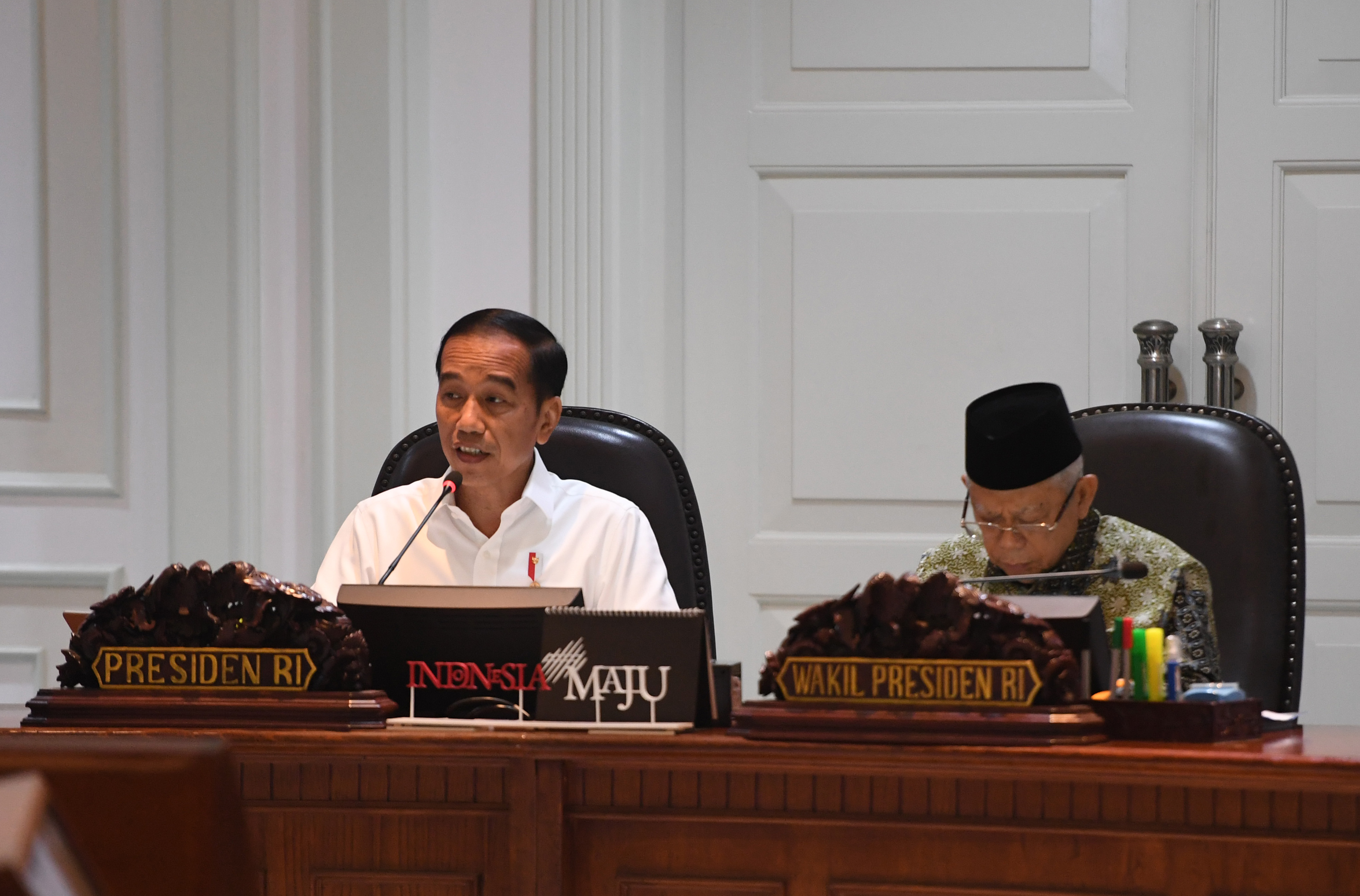 Presiden Joko Widodo (kiri) didampingi Wapres Ma'ruf Amin, memimpin rapat terbatas (ratas) di Kantor Presiden