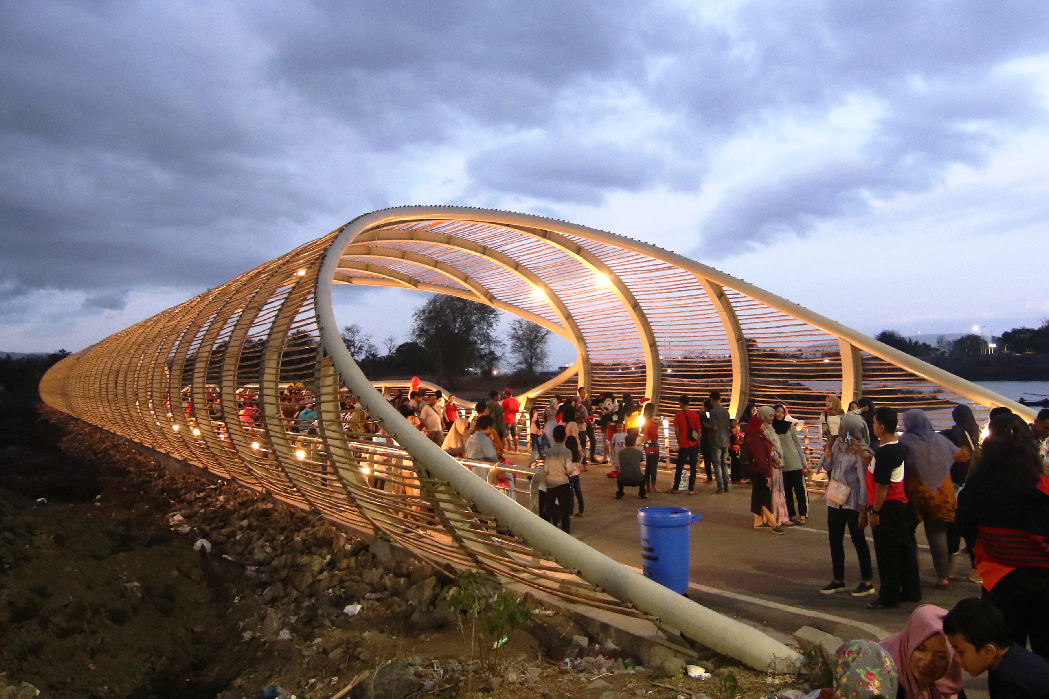 Wisatawan di Pantai Marina Boom, Banyuwangi.