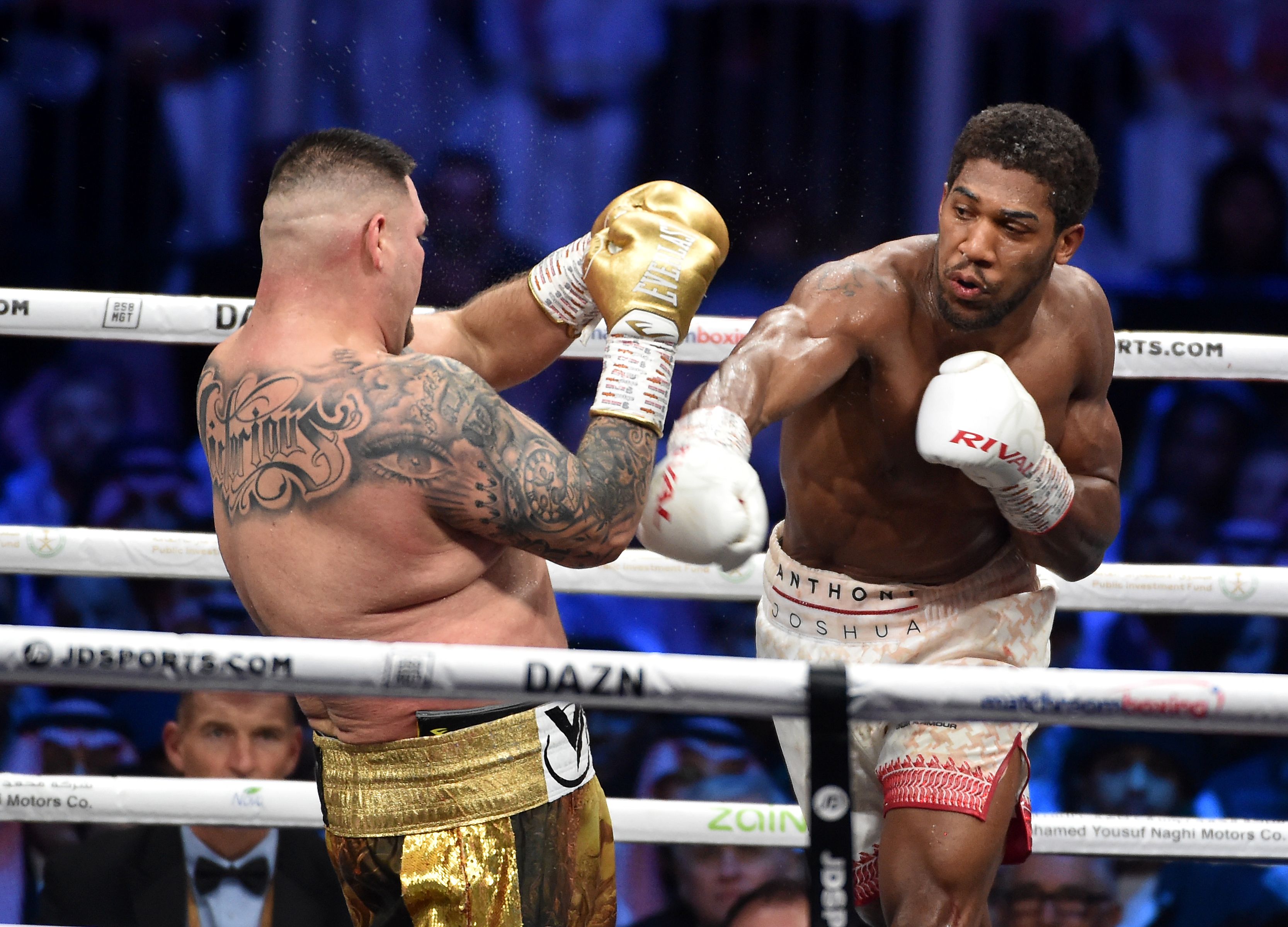 Petinju asal Inggris Anthony Joshua (sarung tangan putih) melawan Petinju Meksiko Andy Ruiz Jr (sarung tangan emas)