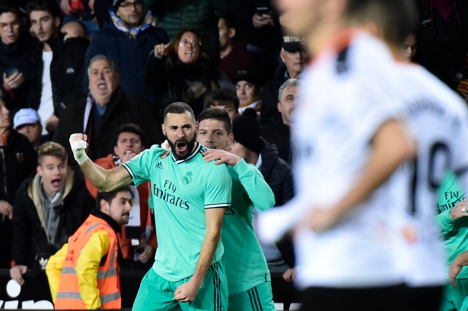 Pemain Real Madrid dari Prancis Karim Benzema berselebrasi setelah mencetak gol ke gawang Valencia CF di stadion Mestalla, Valencia.