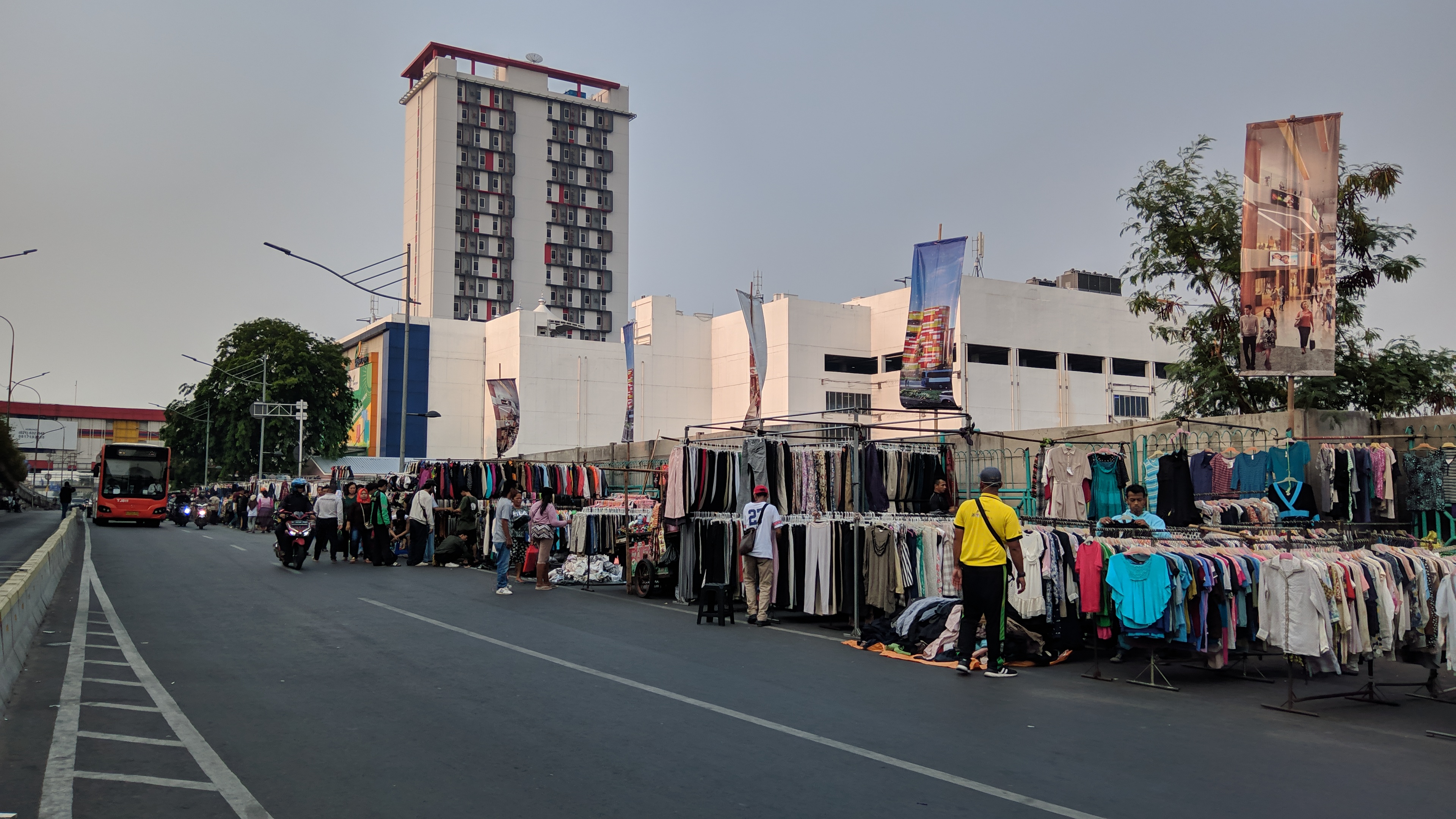 Para Pedagang Kaki Lima (PKL) mengokupasi trotoar dan bahu jalan di depan Proyek Pasar Senen 