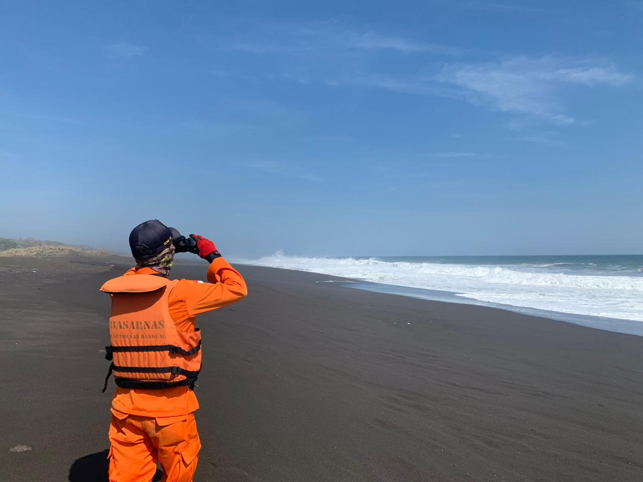Seorang petugas Basarnas berjaga di Pantai Pangandaran. Hingga kini wisatawan masih melanggar berenang di kawasan terlarang. 