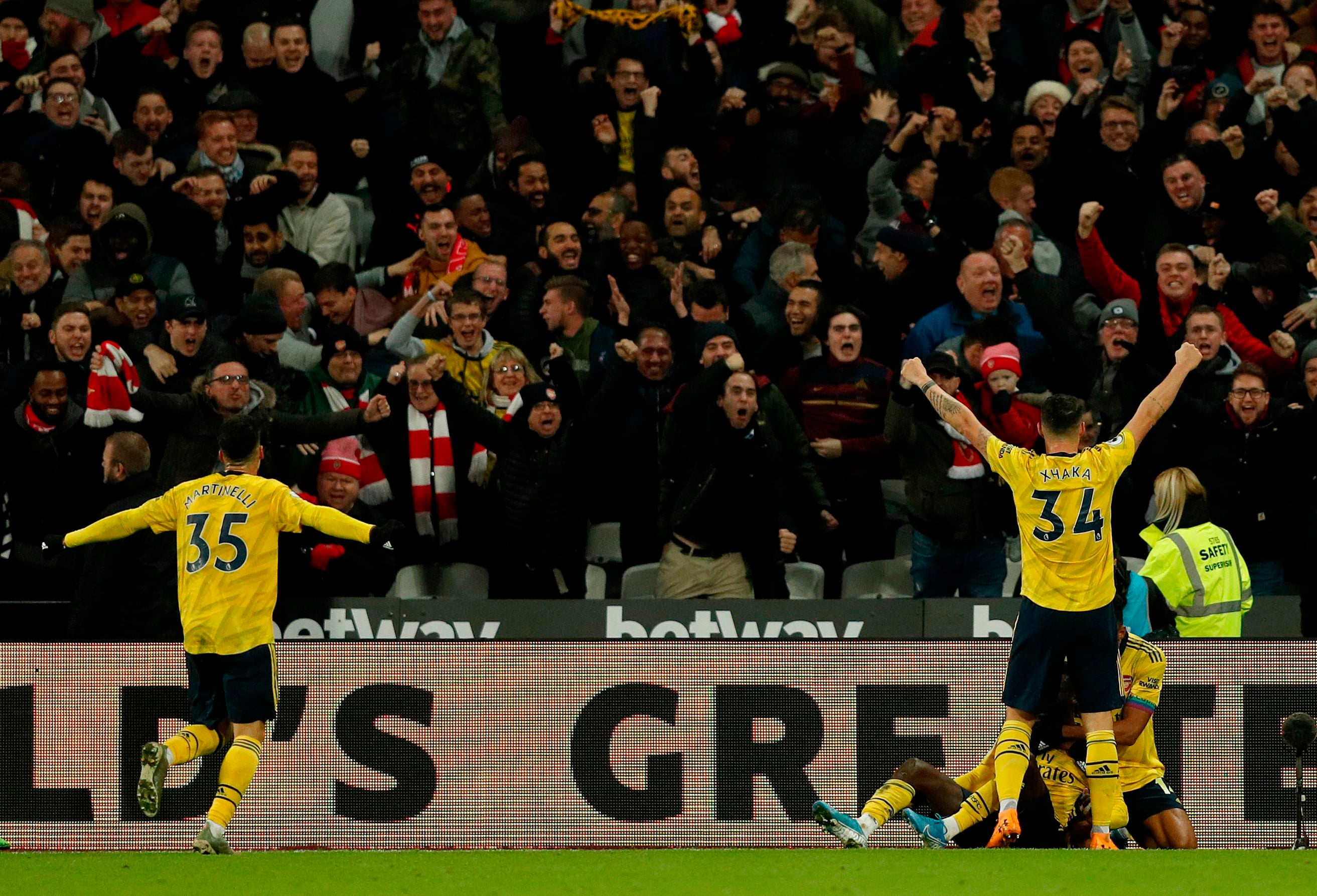 Para pemain Arsenal merayakan gol yang dicetak Nicolas Pepe ke gawang West Ham United