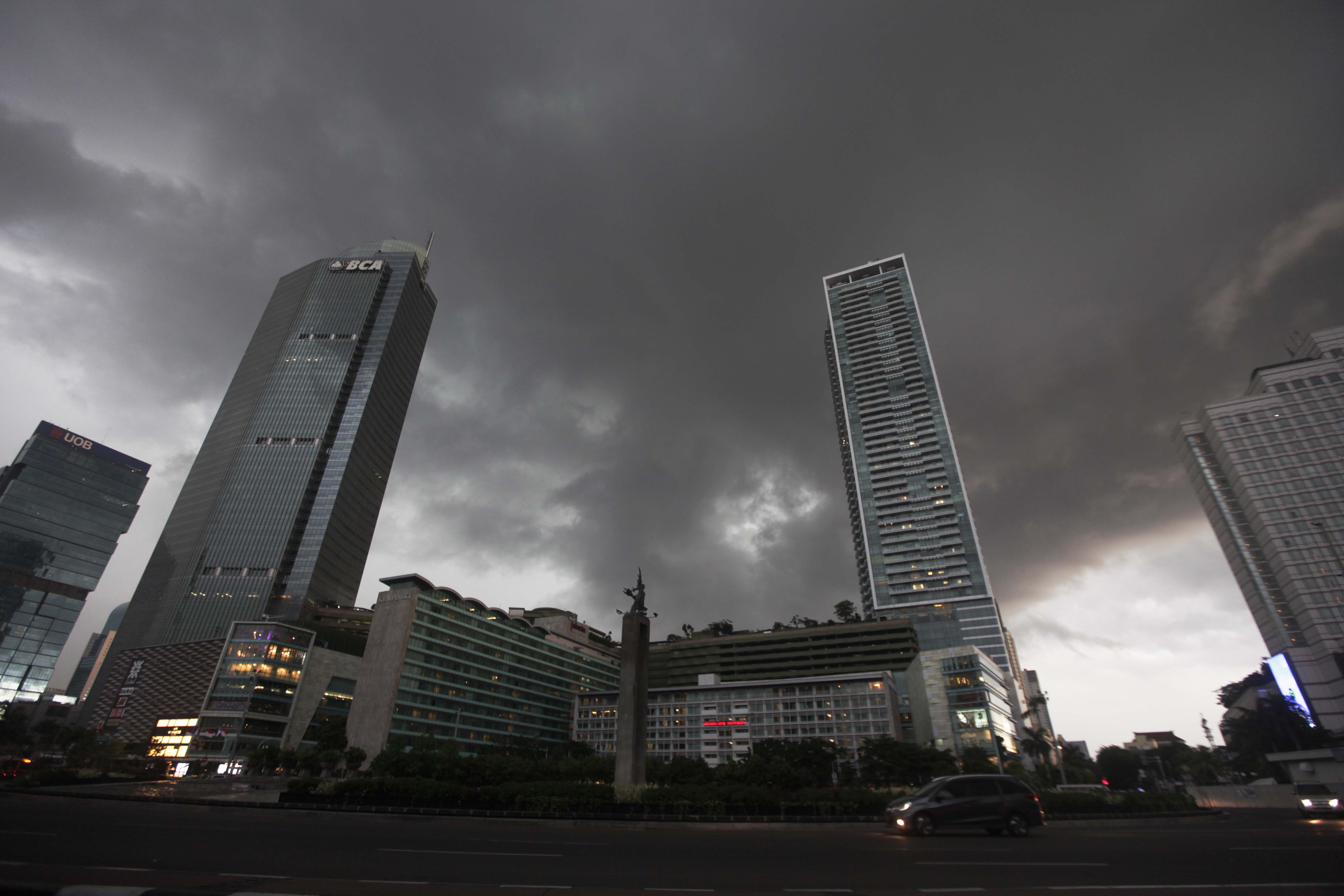 BMKG memprediksikan hari ini ada empat wilayah di DKI Jakarta hujan disertai angin dan petir.