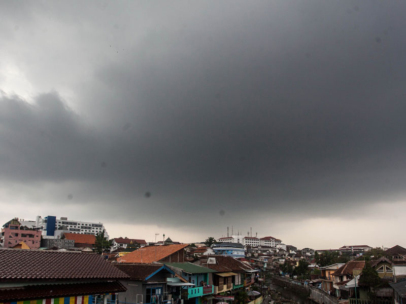 Hujan dan petir diperkirakan terjadi di Jakarta pada petang ini.