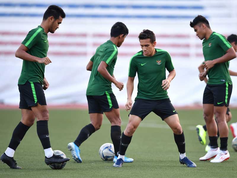 Timnas Indonesia U-22 berlatih di Stadion Rizal Memorial, Manila, Filipina, kemarin. 