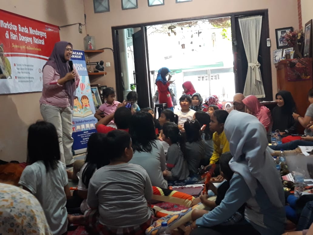 ’Workshop Bunda Mendongeng di Hari Dongeng Nasional’ di Taman Bacaan Masyarakat (TBM) ‘Bukdur Bercerita', Jakarta. 