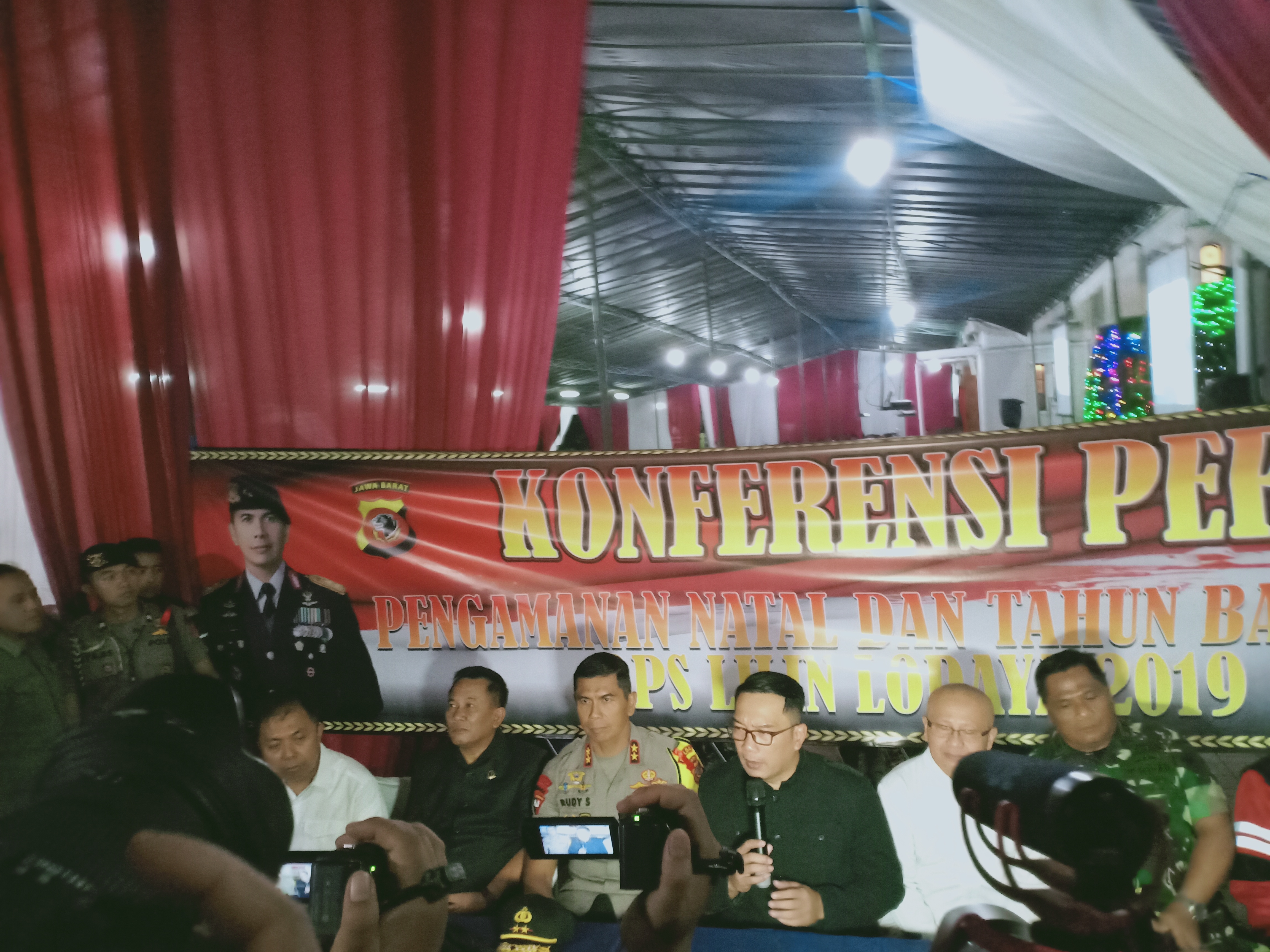 Gubernur Jawa Barat, Ridwan Kamil bersama Kapolda Jabar, Irjen Pol Rudy Sufahriadi saat mengunjungi Gereja Santo Ignatius, Kota Cimahi, 