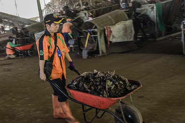 Petugas Unit Pengolahan Sampah Terpadu (UPST) Bantargebang, Bekasi, Jawa Barat, Selasa (5/11/2019).