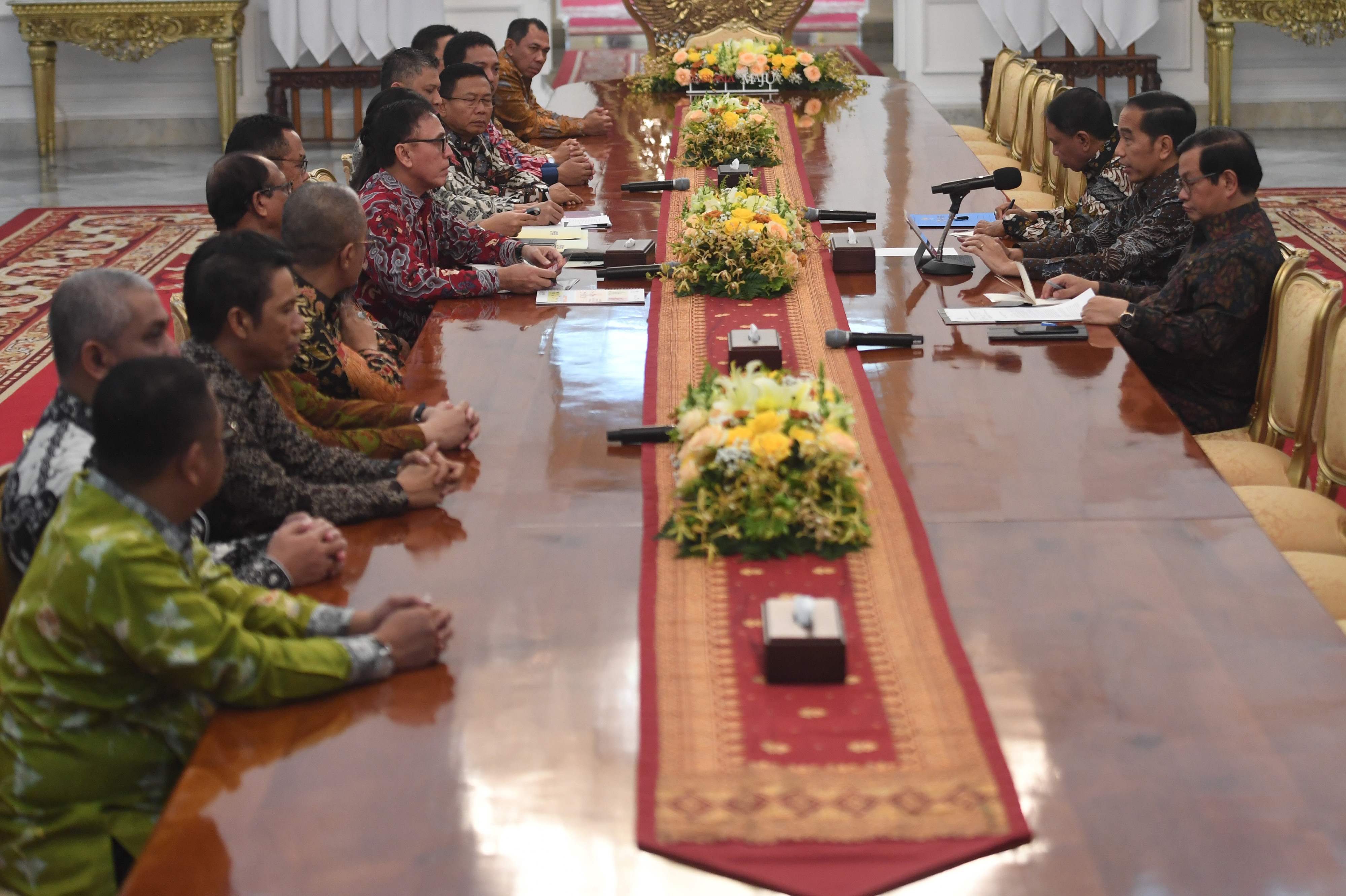 Presiden Joko Widodo (kedua kanan) berbincang dengan pengurus PSSI dalam pertemuan di Istana Merdeka, Jakarta, kemarin.