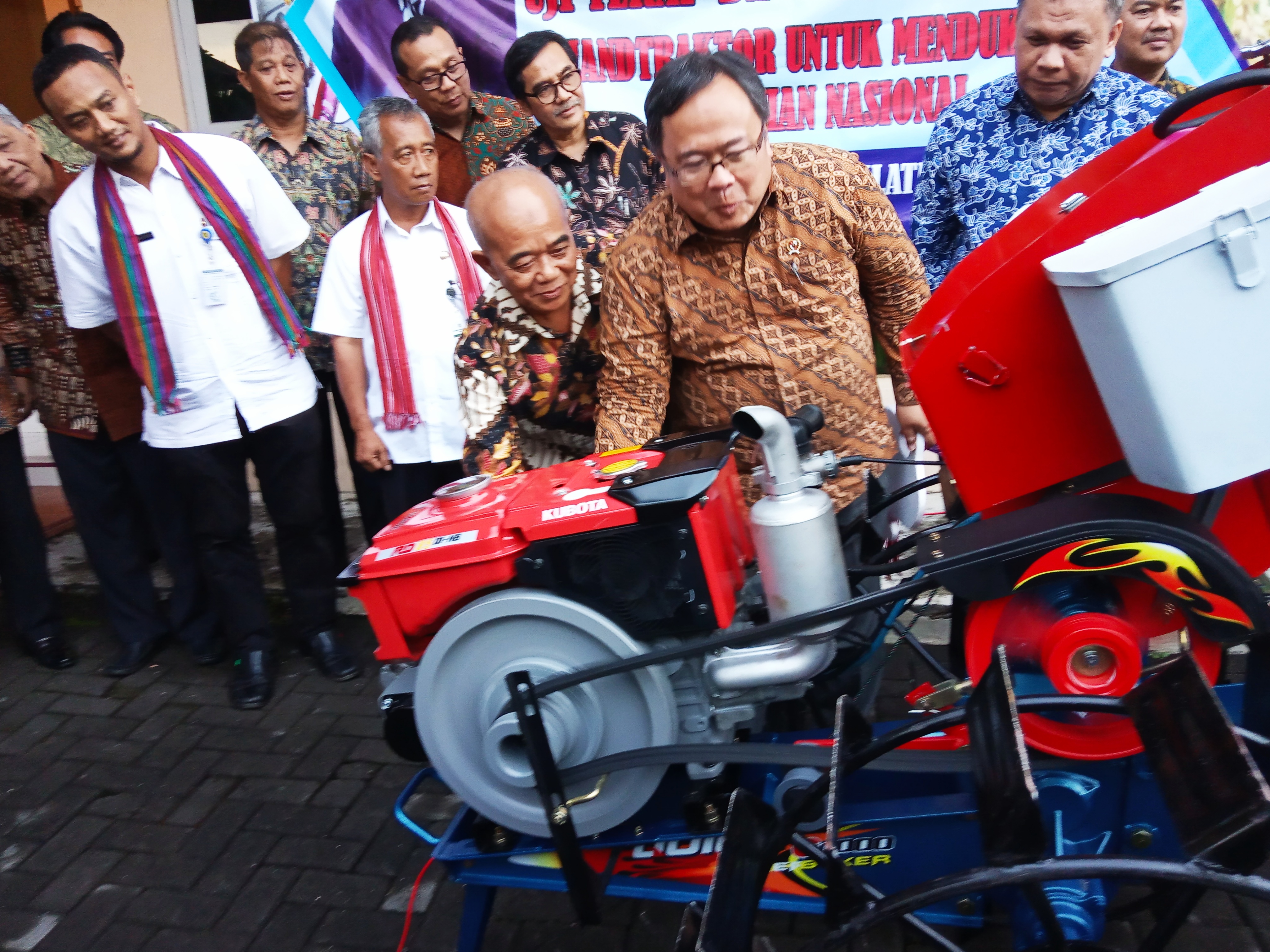 Menristek/BRIN Bambang Permadi Soemantri Bojonegoro saat menyerahkan traktor tangan kepada Unwidha Klaten, Rabu (18/12/2019).
