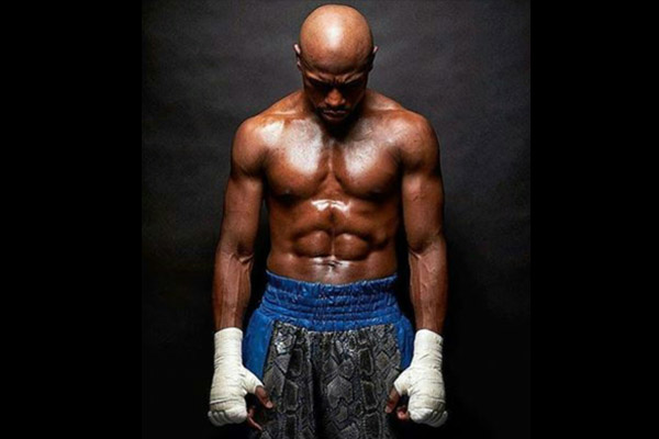 Floyd Mayweather mengirimkan foto terbarunya mengenakan celana boxing. Ia mengisyaratkan akan kembali bertinju setelah pensiun dua tahun.