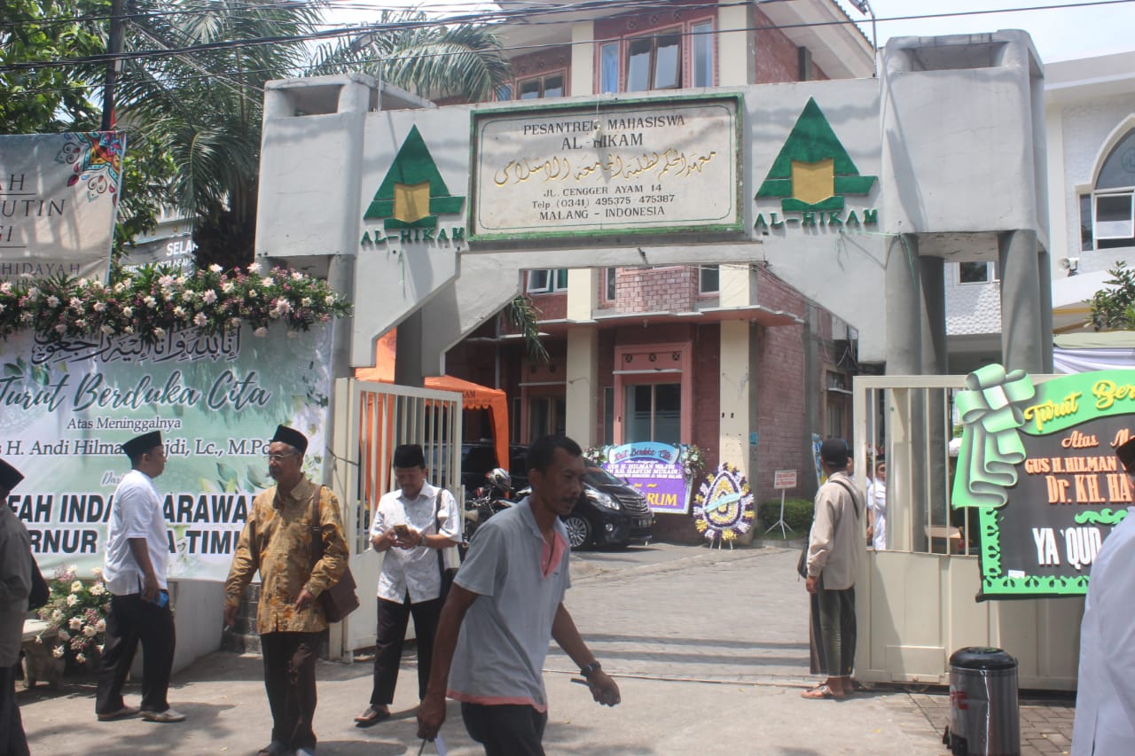 Karangan bunga dari handai taulan termasuk dari Gubernur Jatim Khofifah Indar Parawansa di Ponpes Al Hikam Malang atas wafatnya Gus Hilman 