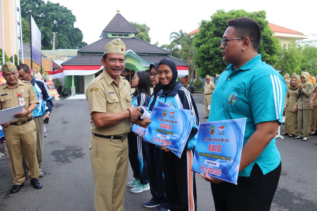 Sekda  Blora, Komang Gede Irawad menyerahkan bonus untuk para pelatih dan atlet peraih medali  di Pekan Paralympic Provinsi Jateng. 