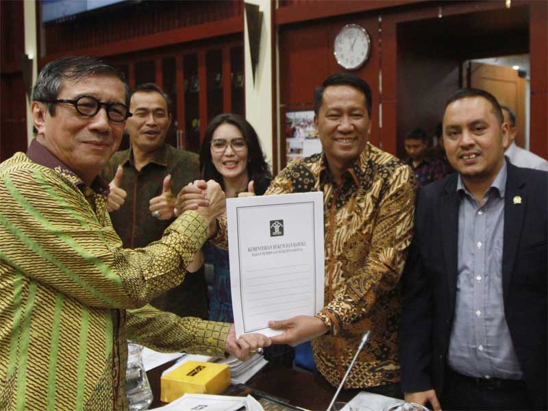 Menteri Hukum dan HAM Yasonna Laoly (kiri) berbincang dengan pimpinan dan anggota Badan Legislasi DPR.