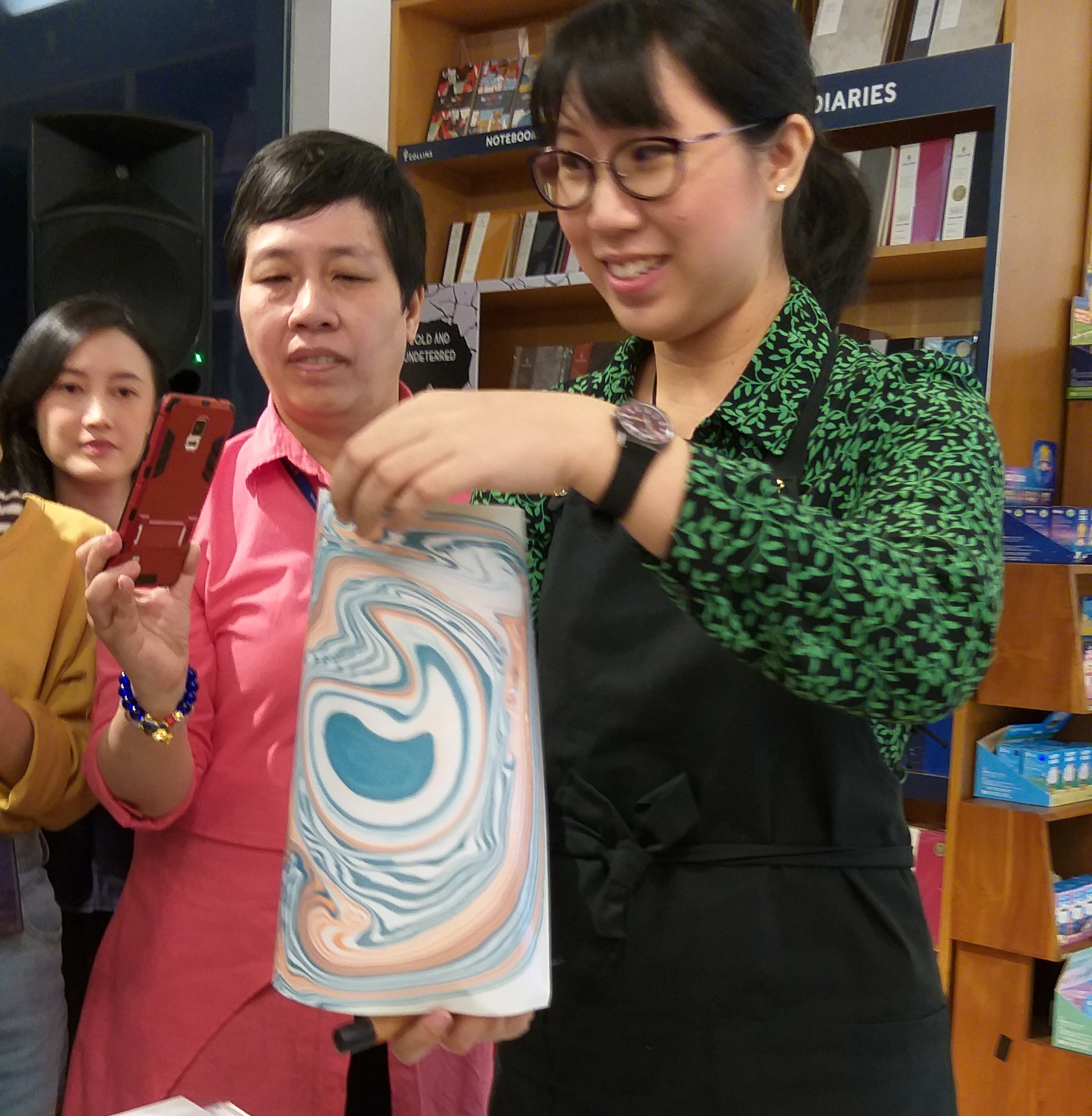Karen Heng menunjukkan seni marbling art