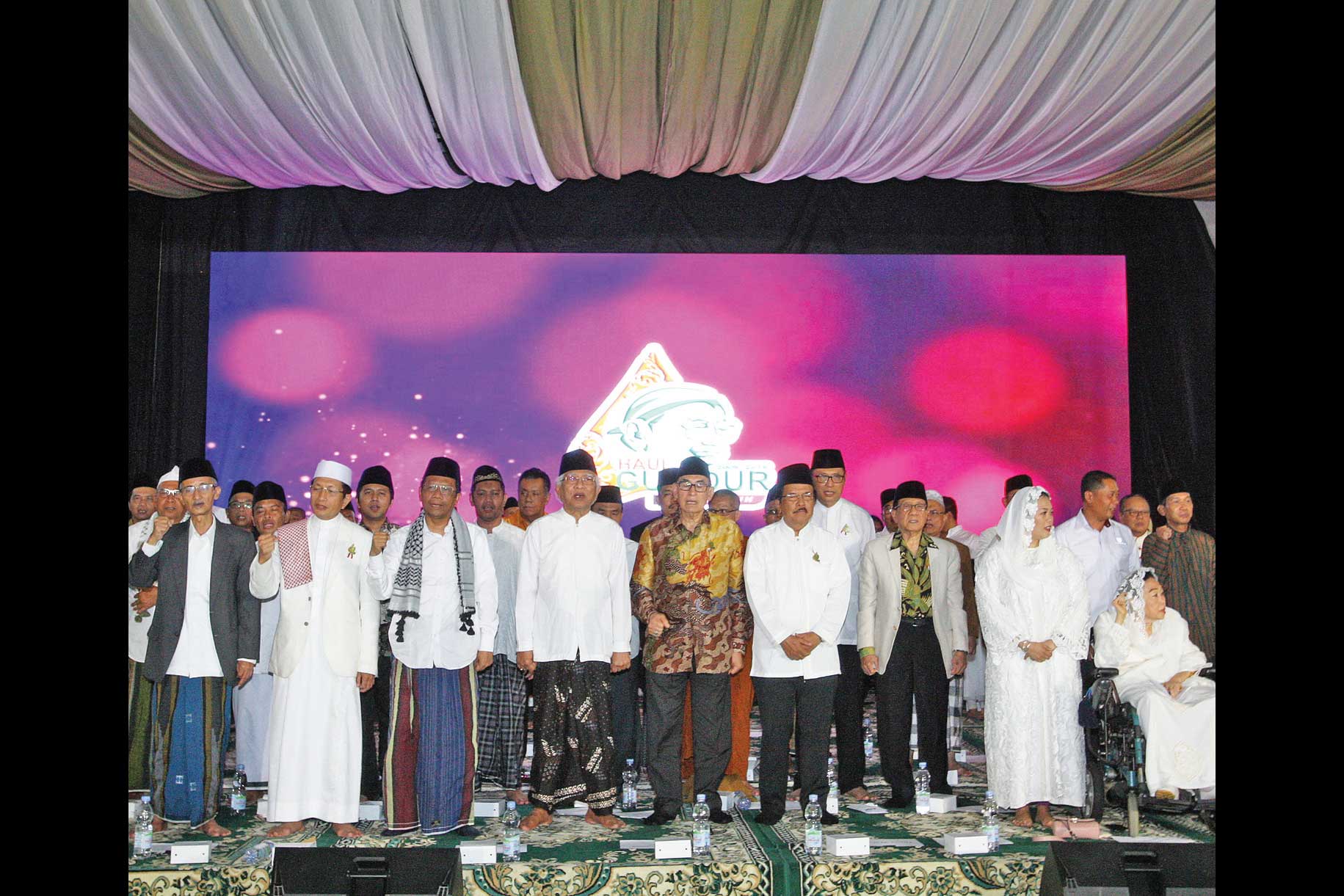 Menko Polhukam Mahfud MD bersama para tokoh lainnya saat pembukaan satu dekade berpulangnya Gus Durdi Ciganjur, Jakarta, kemarin