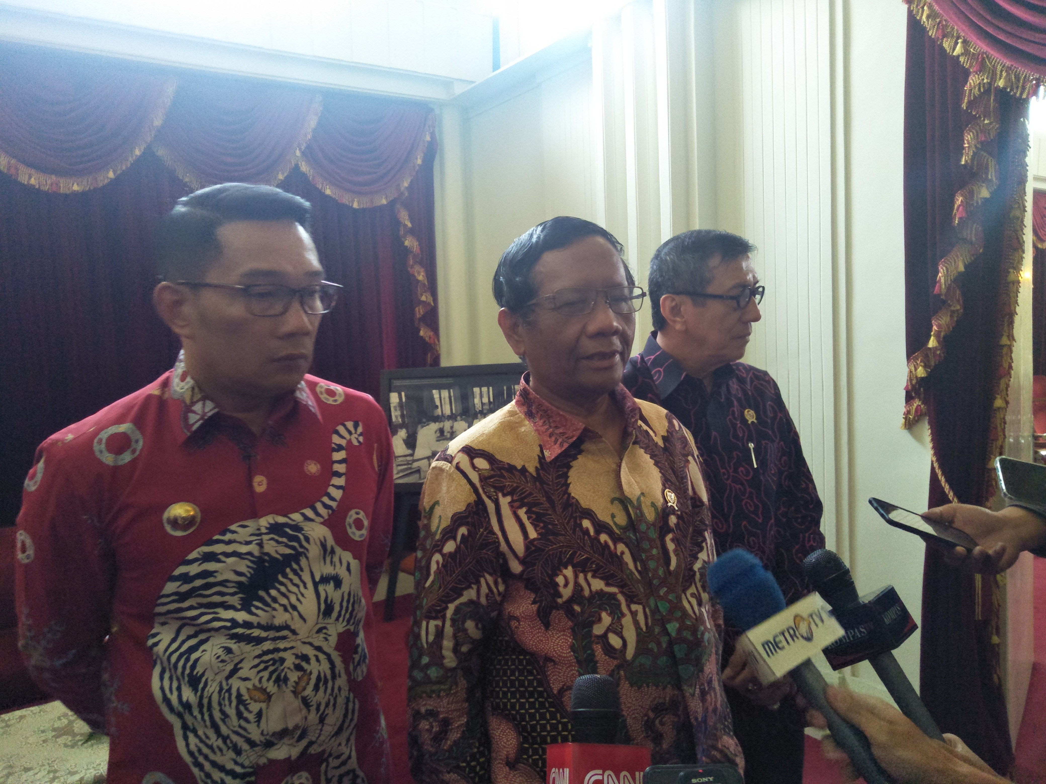 Menko Polhukam Mahfud MD (tengah) bersama Gubernur Jabar Ridwan Kamil dan Menteri Hukum dan HAM Yasona Laoly di Bandung, Selasa (10/12/2019)