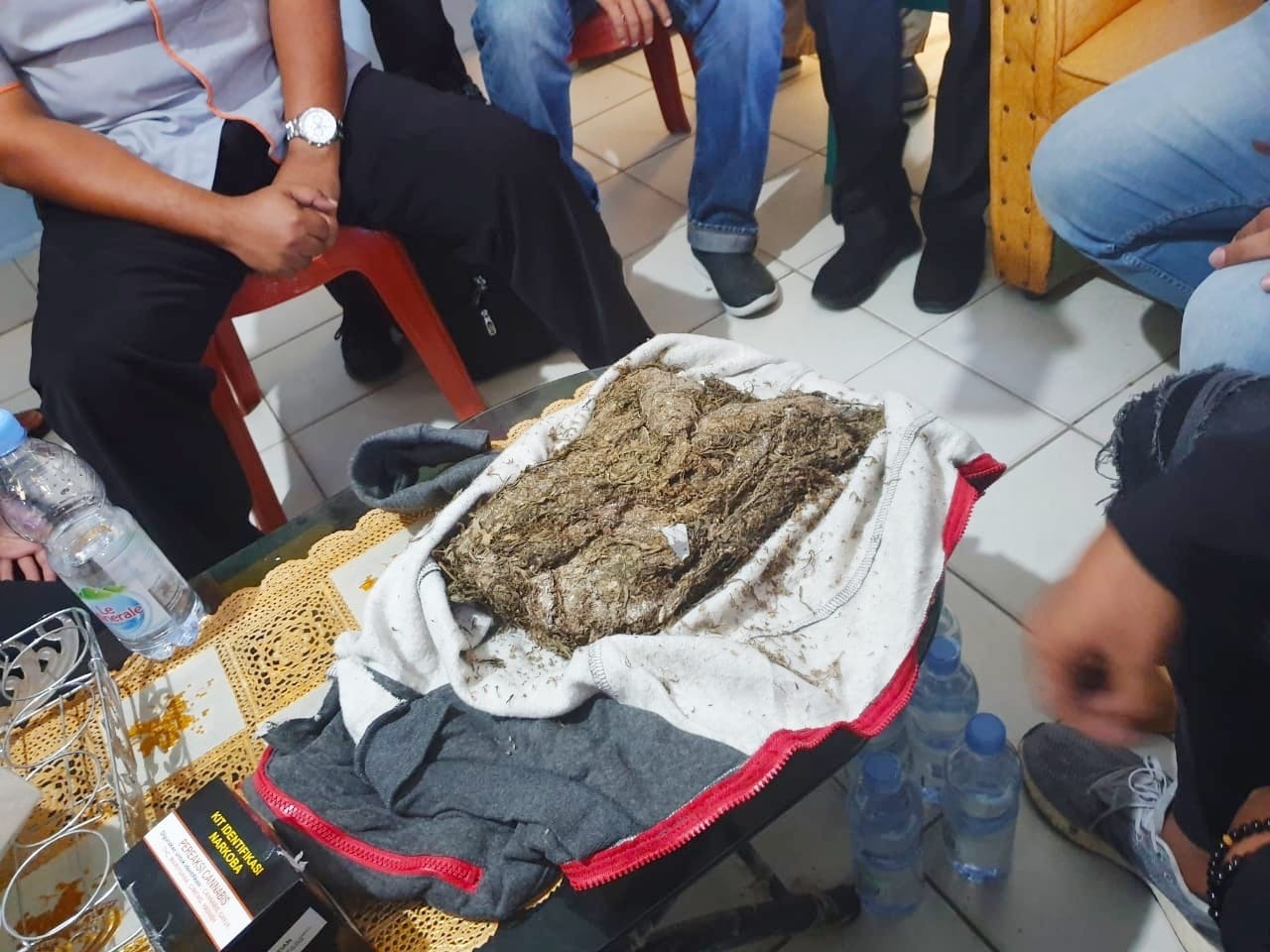 Paket tersebut dikirim melalui jasa pengiriman PT Pos Indonesia nomor resi 19PTN0000334283 dari pengirim DOY MDN2ND Kota Medan.