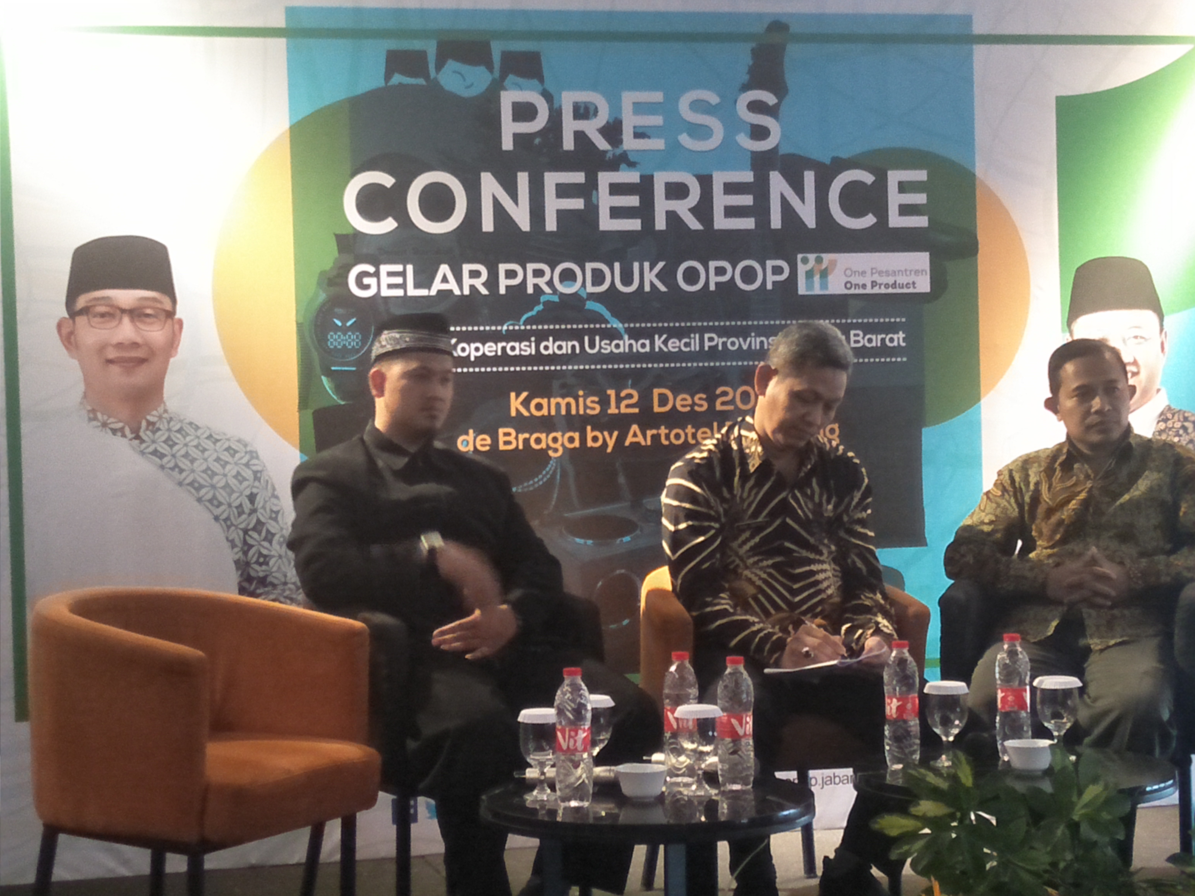 Kepala UPTD Diklat Perkoperasian Jabar Deni handoyo (tengah) dan Peri Risnandar (kiri) saat memaparkan gelar produk opop di Bandung