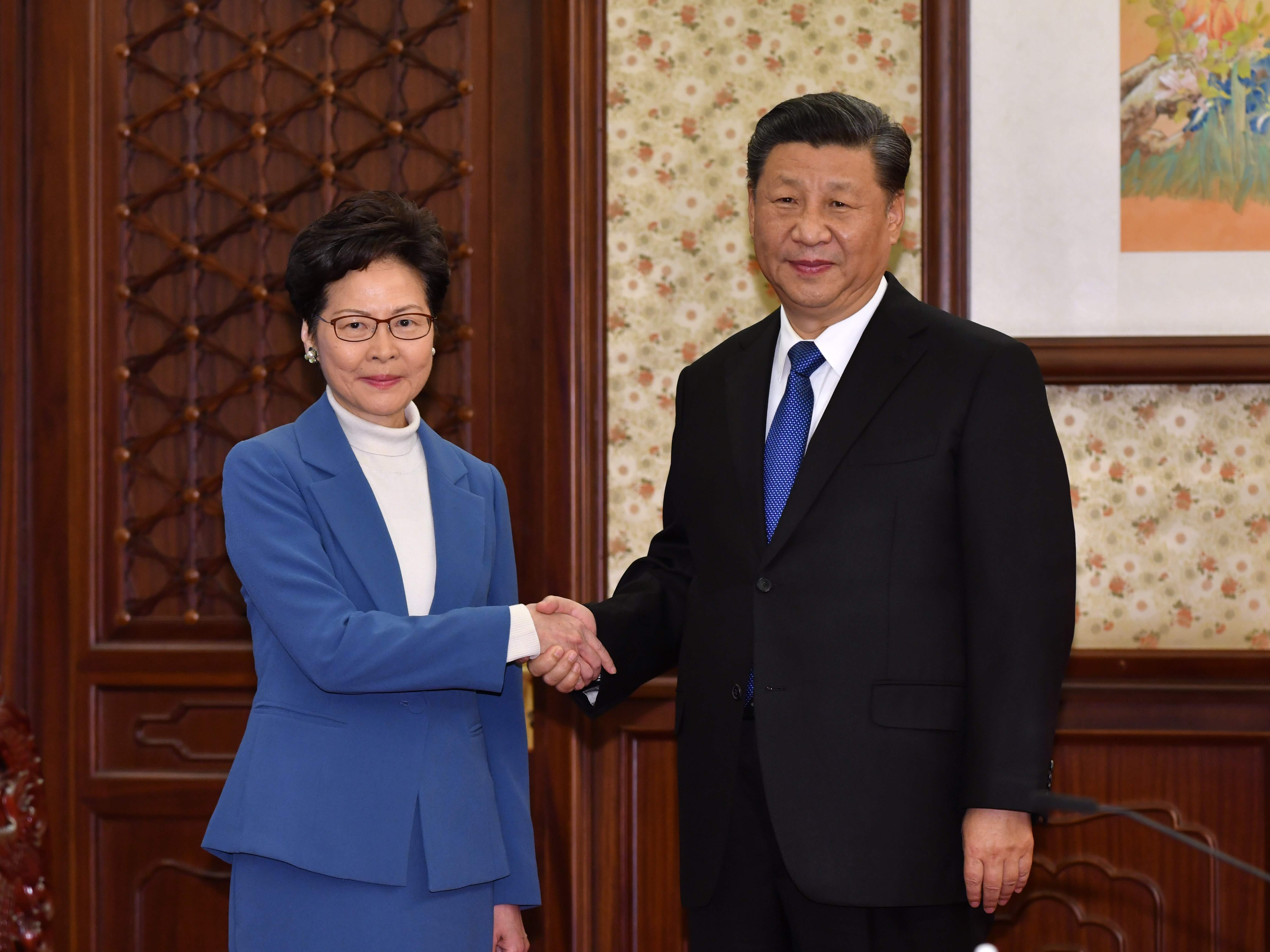 Presiden Tiongkok Xi Jinping (kanan) dan Pemimpin Eksekutif Hong Kong Carrie Lam