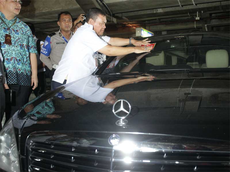 Petugas Badan Pajak dan Retribusi Daerah (BPRD) DKI Jakarta bersama KPK melakukan sidak penunggak pajak kendaraan bermotor.