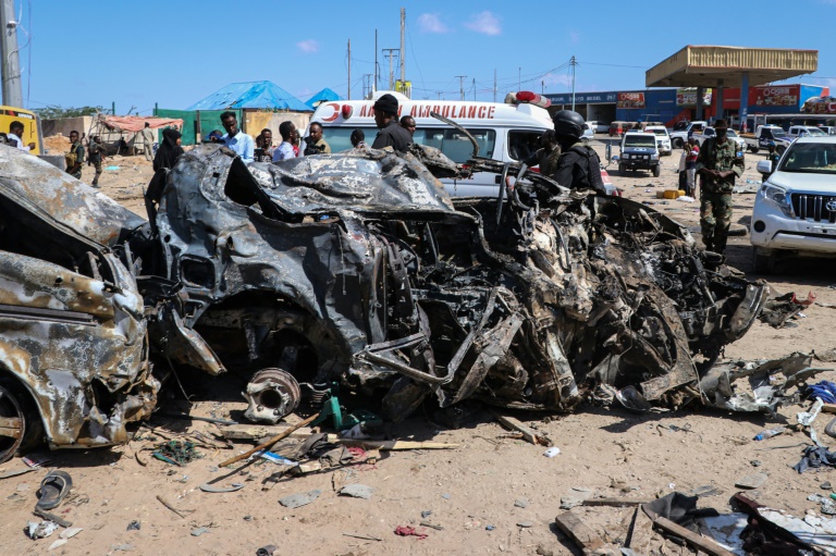 Sebuah mobil luluh lantak akibat ledakan bom di Kota Mogadishu, Somalia, Sabtu (28/12) dan menewaskan 81 orang.