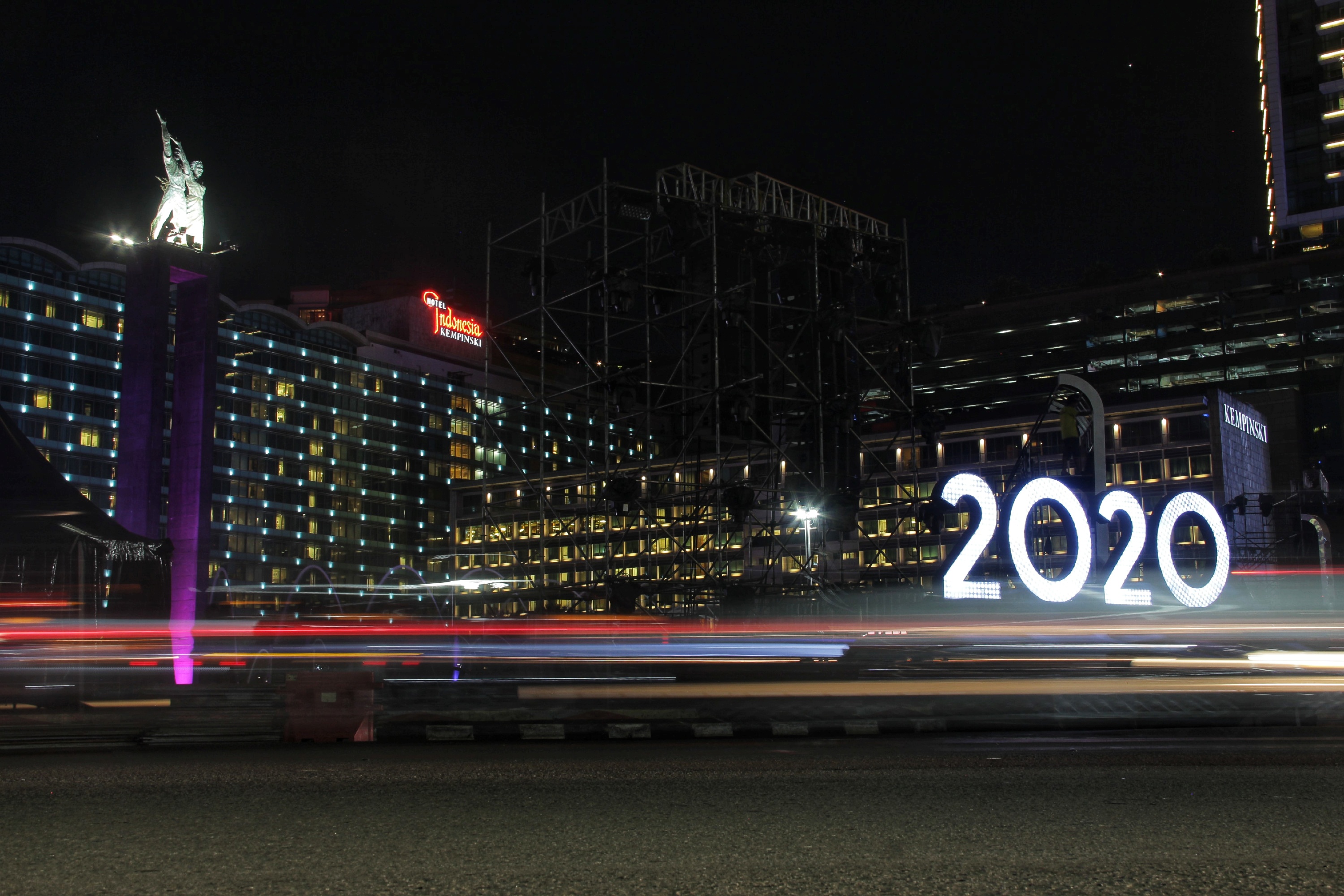 Panggung hiburan menyambut tahun baru 2020 di Bunderan HI, Jakarta Pusat, Minggu (29/12).