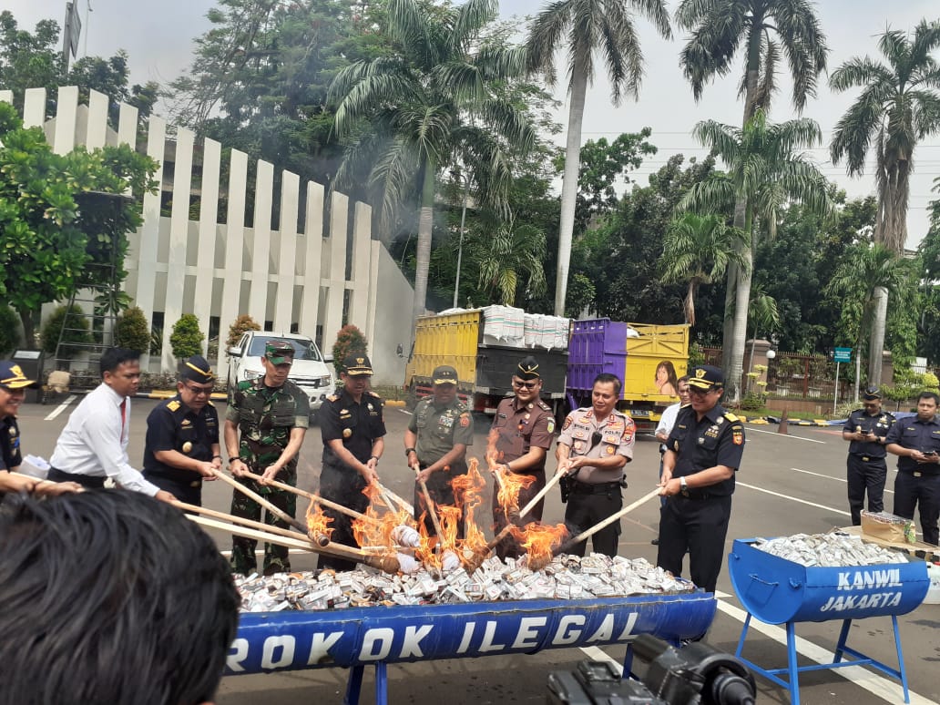 Dirjen Bea Cukai Heru Pambudi bersama perwakilan TNI/ Polri dan Kejaksaan memusnahkan miras dan rokok ilegal