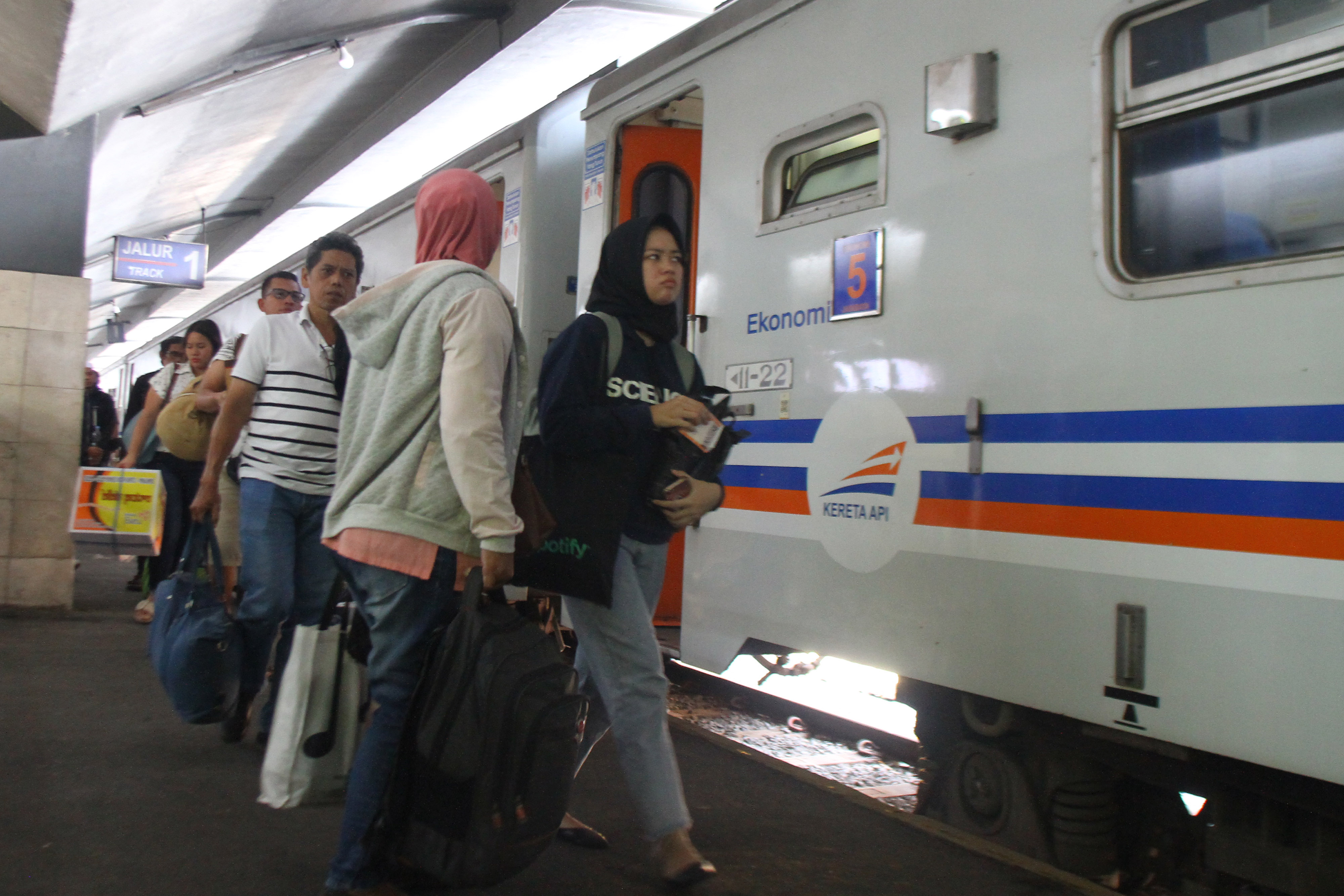  PT KAI Daops 8 Surabaya menambah dua jadwal keberangkatan kereta api jurusan Malang-Jakarta untuk mengantisipasi lonjakan penumpang.i
