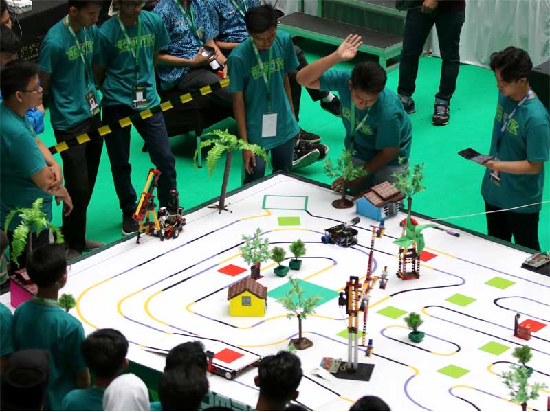 Peserta mengikuti kompetisi Robotik Madrasah 2019.