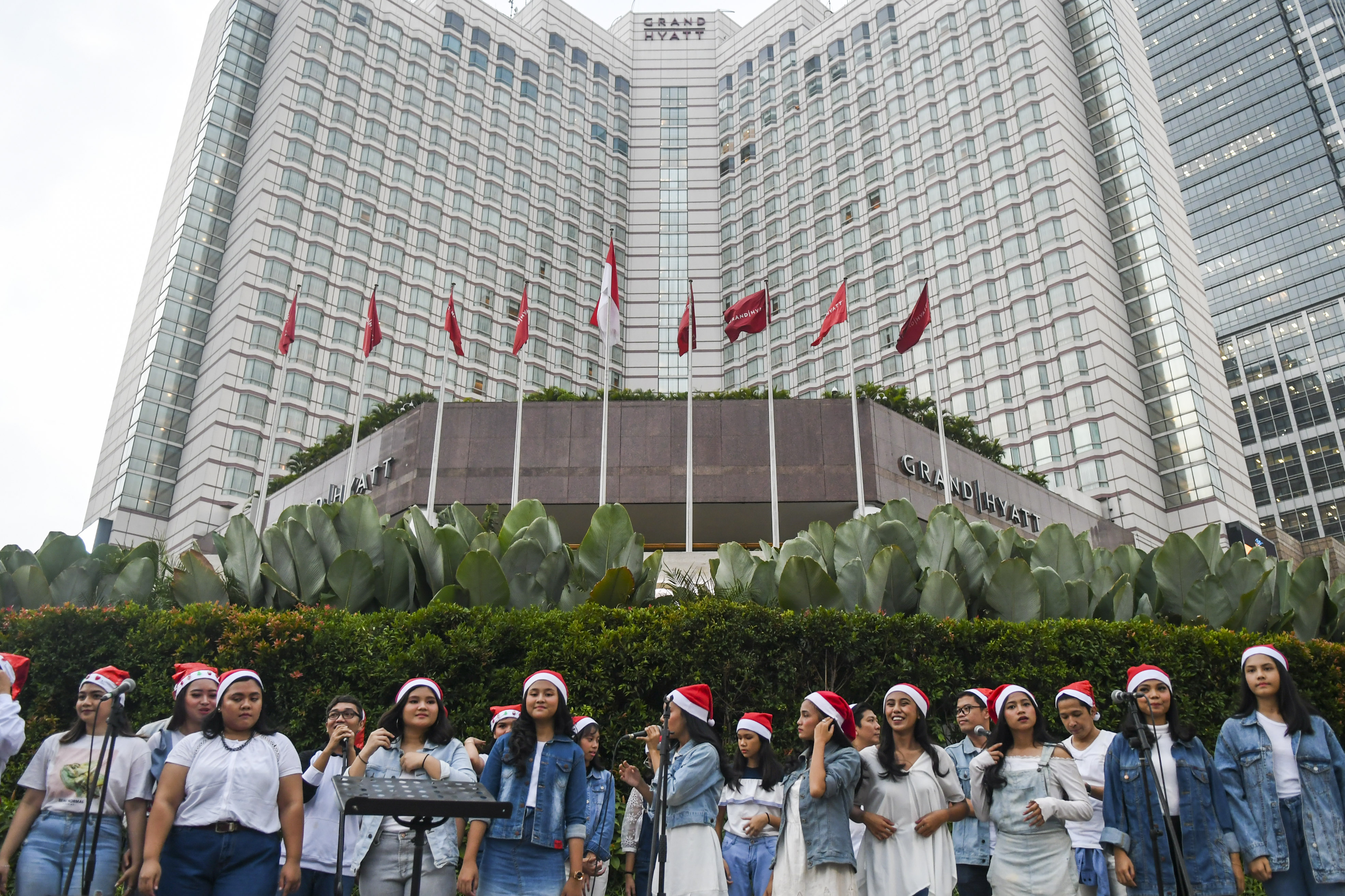  Kelompok paduan suara lagu natal tampil dalam perayaan Hari Natal secara terbuka di Jalur pedestrian kawasan Bunderan HI