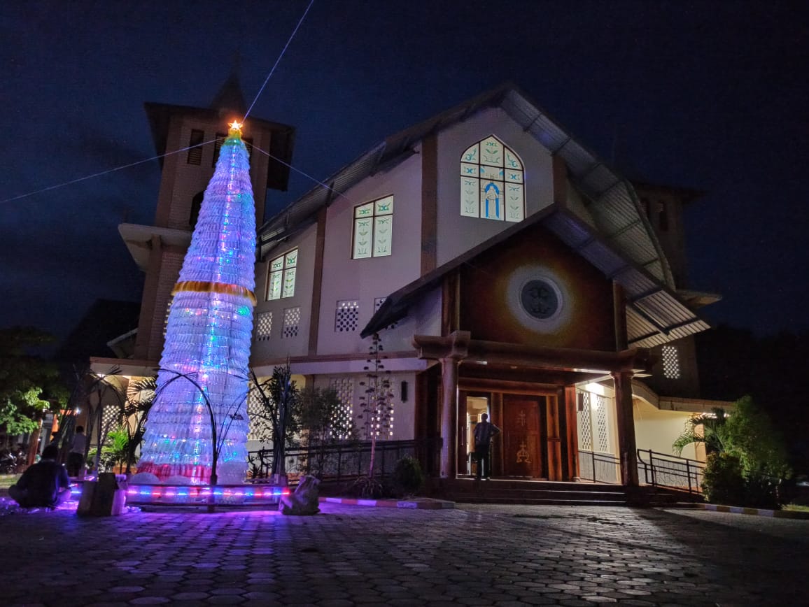 Pohon natal yang terbuat dari sampah bekas botol plastik di Paroki Stela Maris Danga Mbay, Nagekeo, NTT.