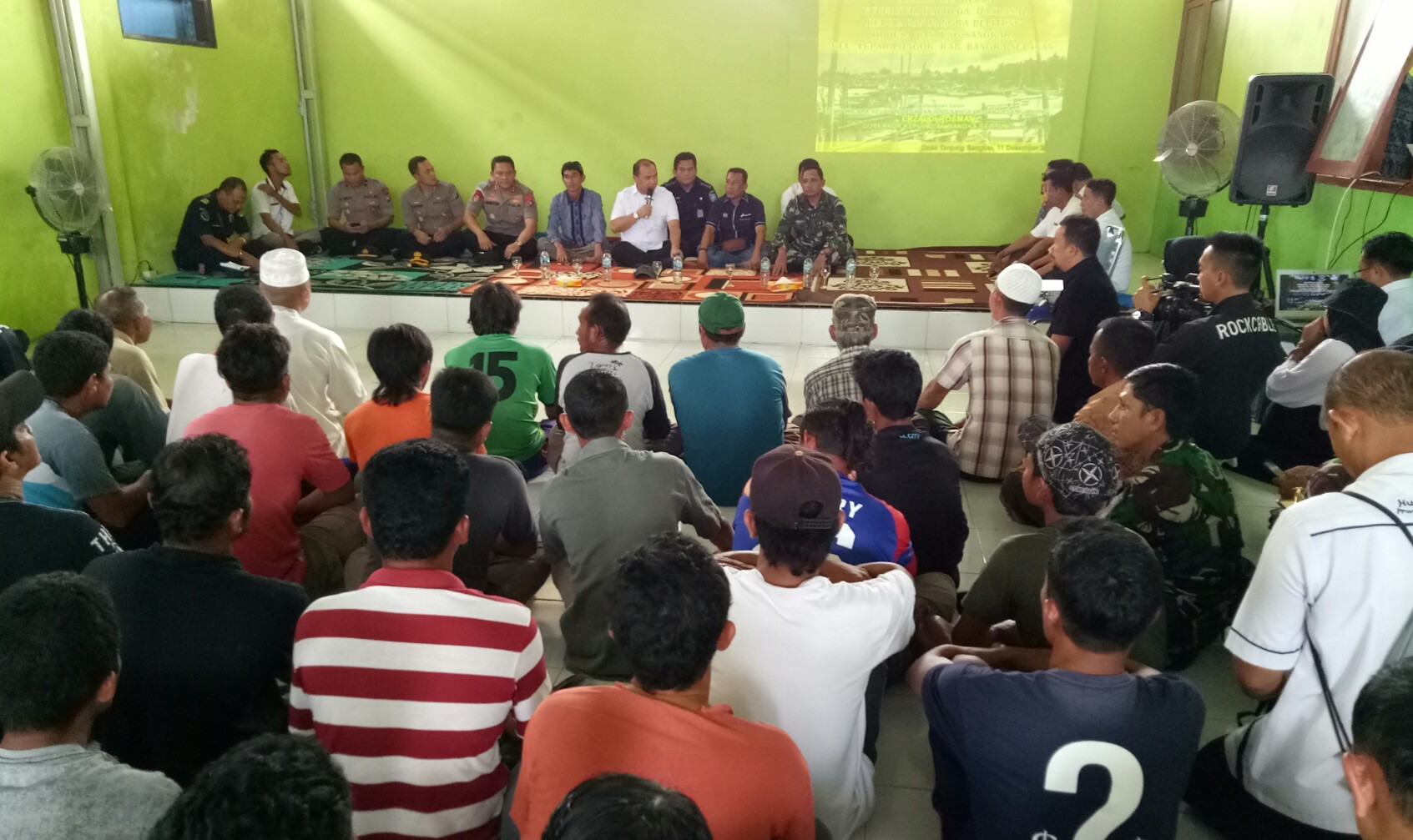 Gubernur Babel Erzaldi Rosman Djohan (baju putih) berdialog dengan para nelayan di Desa Tanjung Sangkar Bangka Selatan, Rabu (11/12/2019).