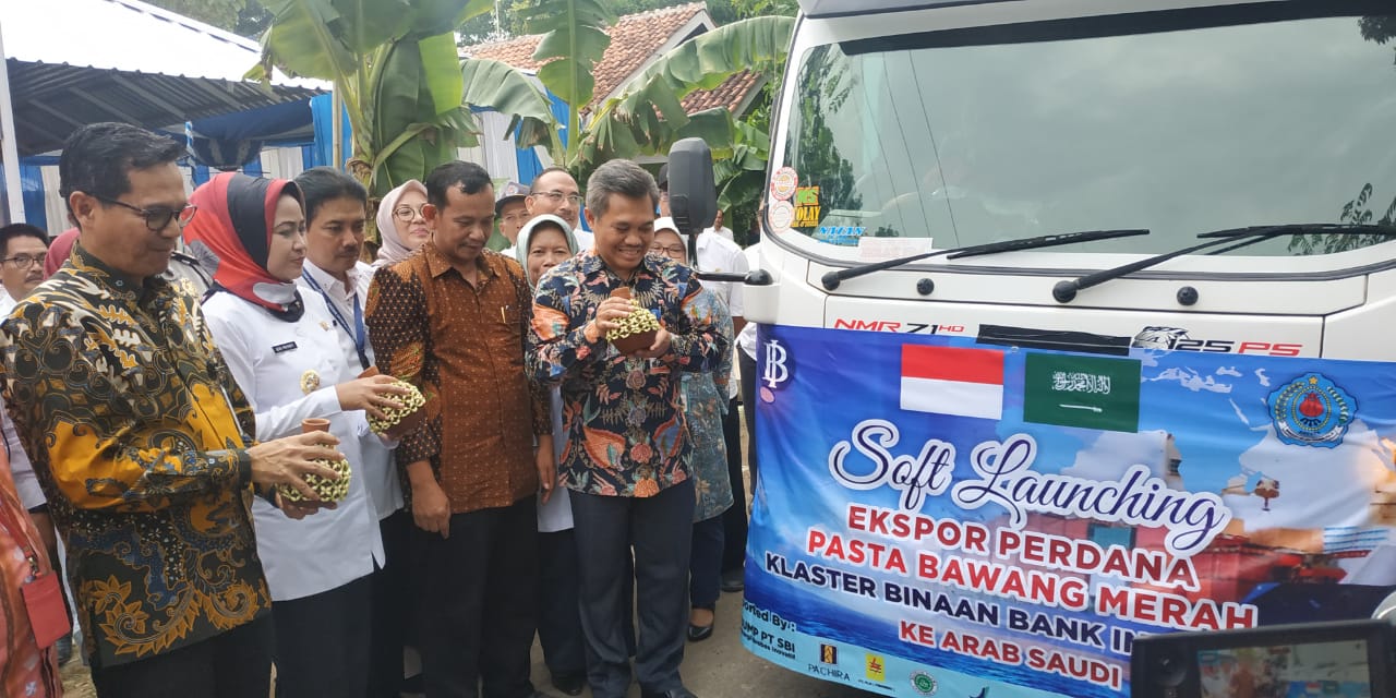 Pemecahan kendi sebagai simbol diberangkatkannya ekspor perdana pasta bawang dari Brebes ke Arab Saudi, Rabu (18/12/2019).
