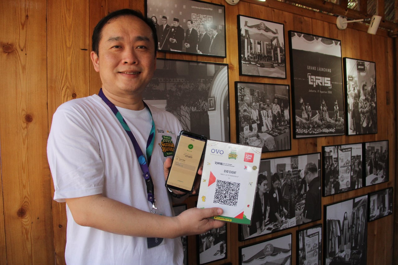 Managing Director OVO Harianto Gunawan memperlihatkan bukti pembayaran setelah melakukan transaksi menggunakan apliskasi OVO.