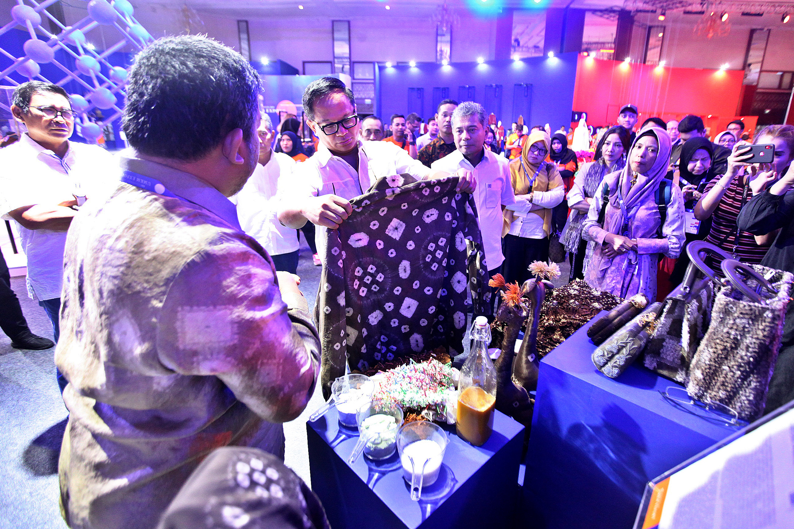 Wakil Menteri BUMN Kartiko Wirjoatmodjo (tengah) dan Direktur Utama BRI Sunarso meninjau UMKM binaan BRI.