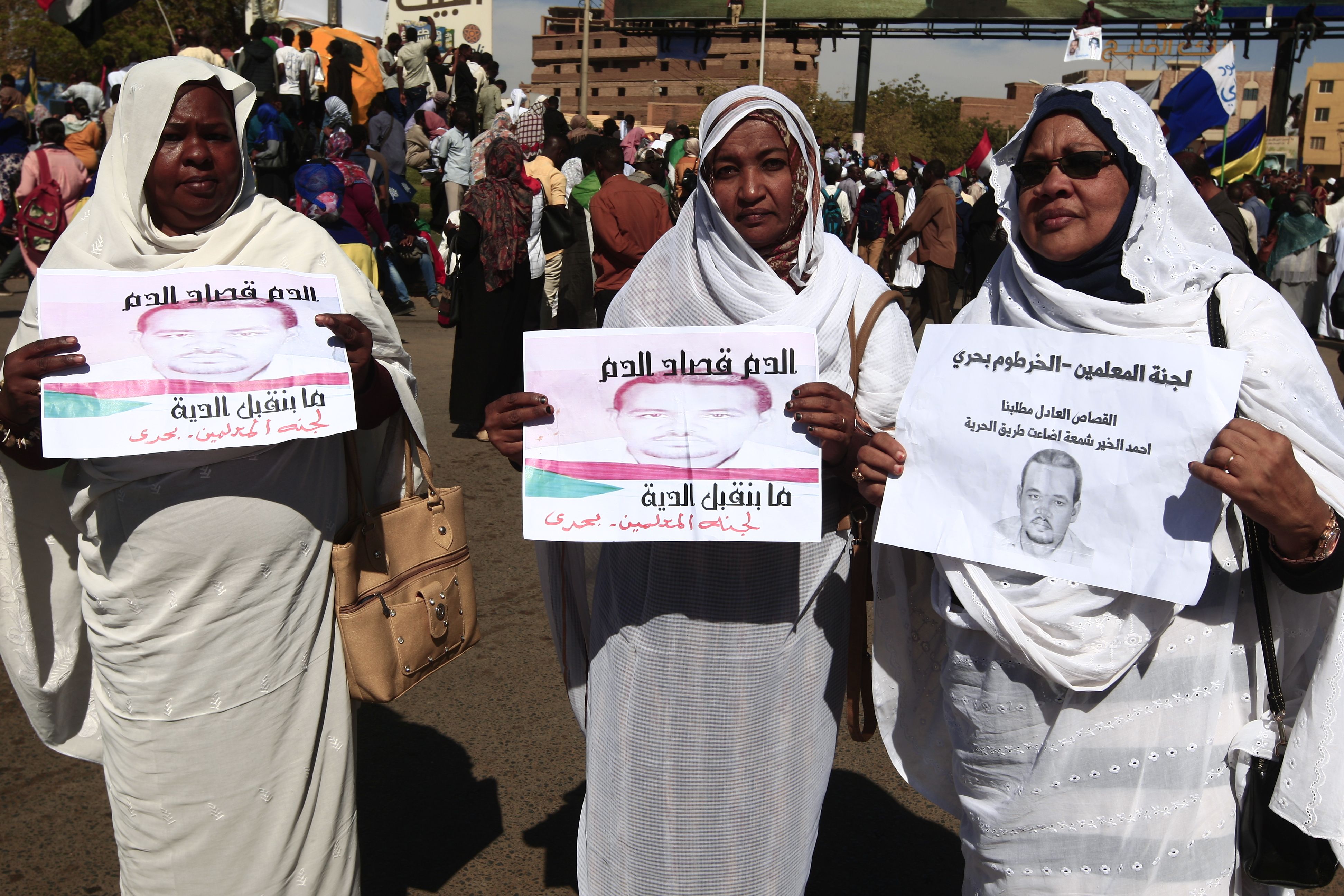 Anggota Khartoum's Teachers Association melangsungkan protes di depan pengadilan di Omdurman