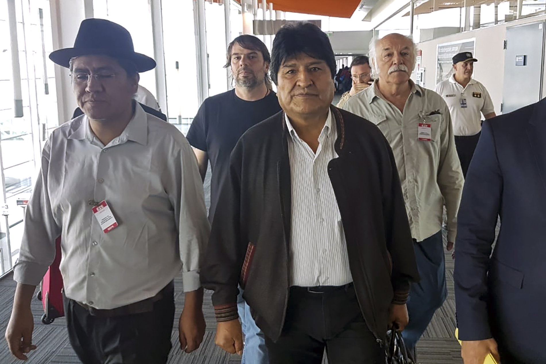Presiden terguling Bolivia Evo Morales (tengah) saat tiba di Buenos Aires, Argentina